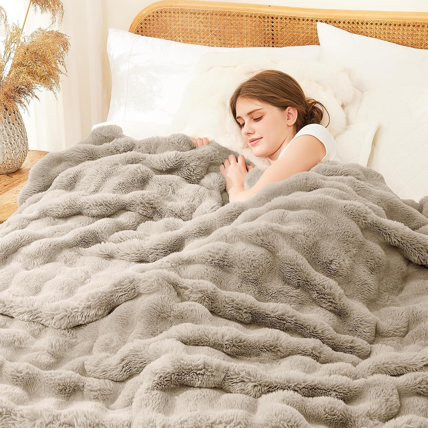 Detalle de L'AGRATY Faux Rabbit Fur Blanket 200x220cm