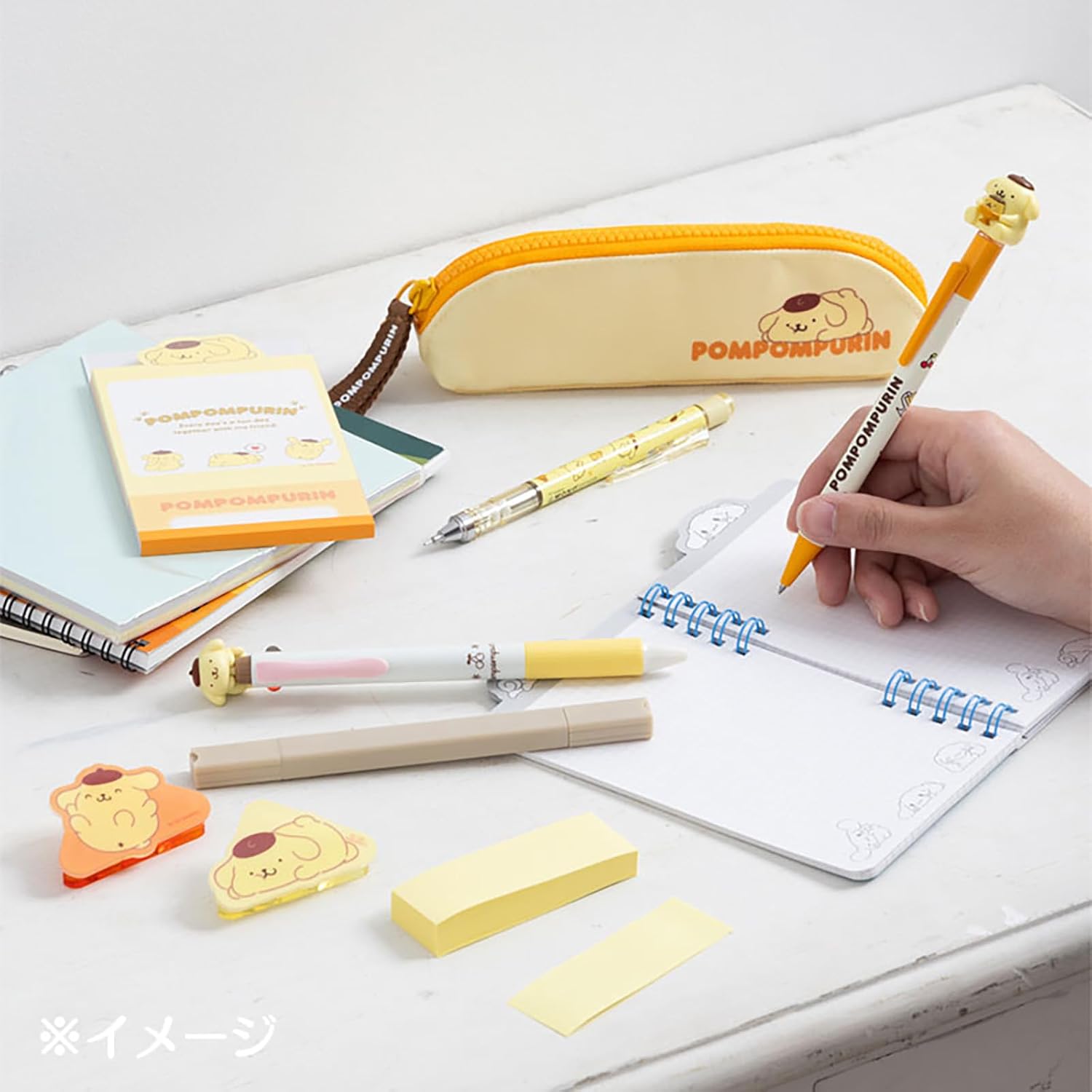 Detalle 1 de サンリオ クロミ 598607 リングノート 4mm方眼罫・60シート・ゴムバンド付き