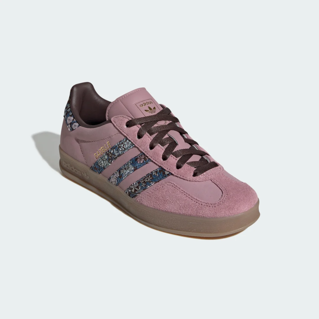 Detalle de Zapatilla Gazelle Indoor X Liberty London de Adidas — estilo urbano en violeta