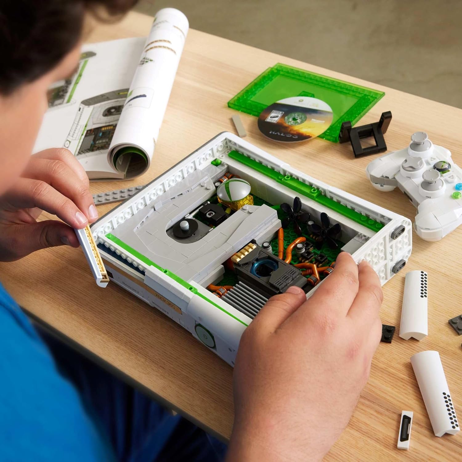 Thumbnail 1 de MEGA Microsoft Collectible Xbox 360 Building Set – 1342 Pieces with LED Lights