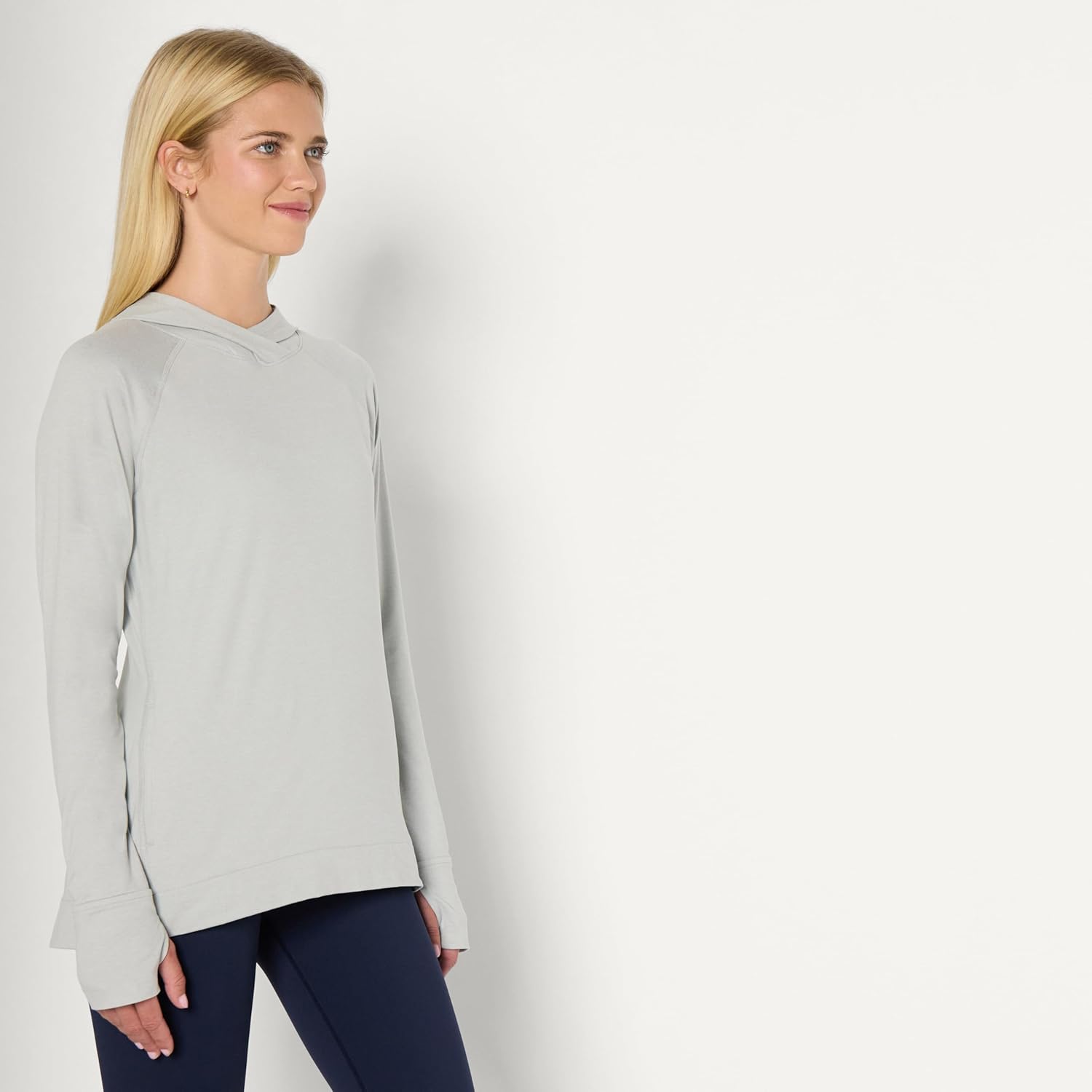Detalle de Amazon Essentials Women's Athletic Soft Performance Lightweight Long Sleeve Pullover Hoodie