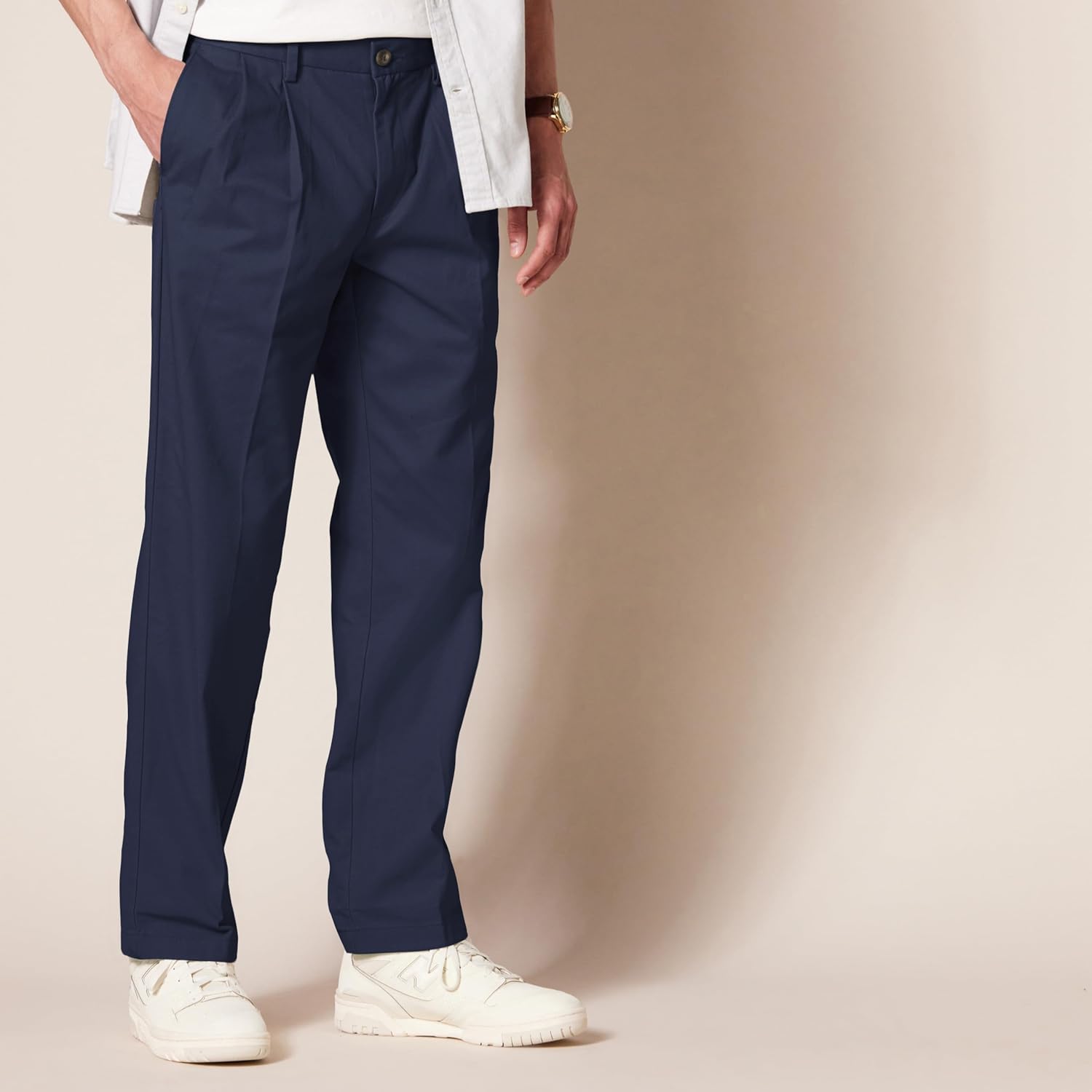 Thumbnail 2 de Amazon Essentials Men’s Classic-Fit Wrinkle-Resistant Pleated Chino Trousers (Big & Tall)