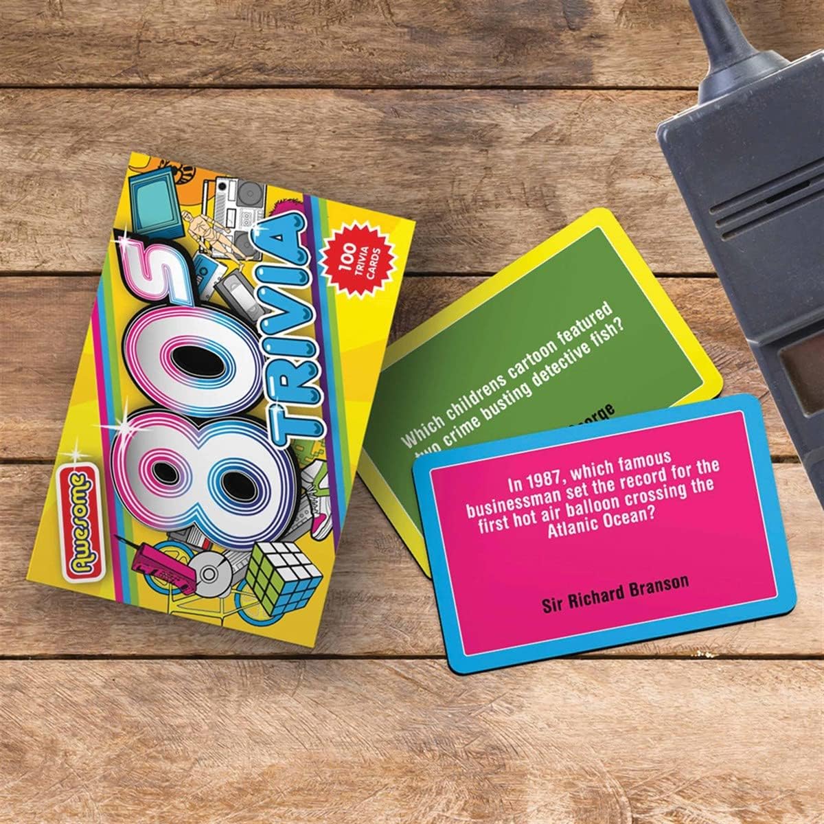 Detalle 2 de Gift Republic SH01310 Awesome 80s Trivia – frågesportkort med 100 frågor