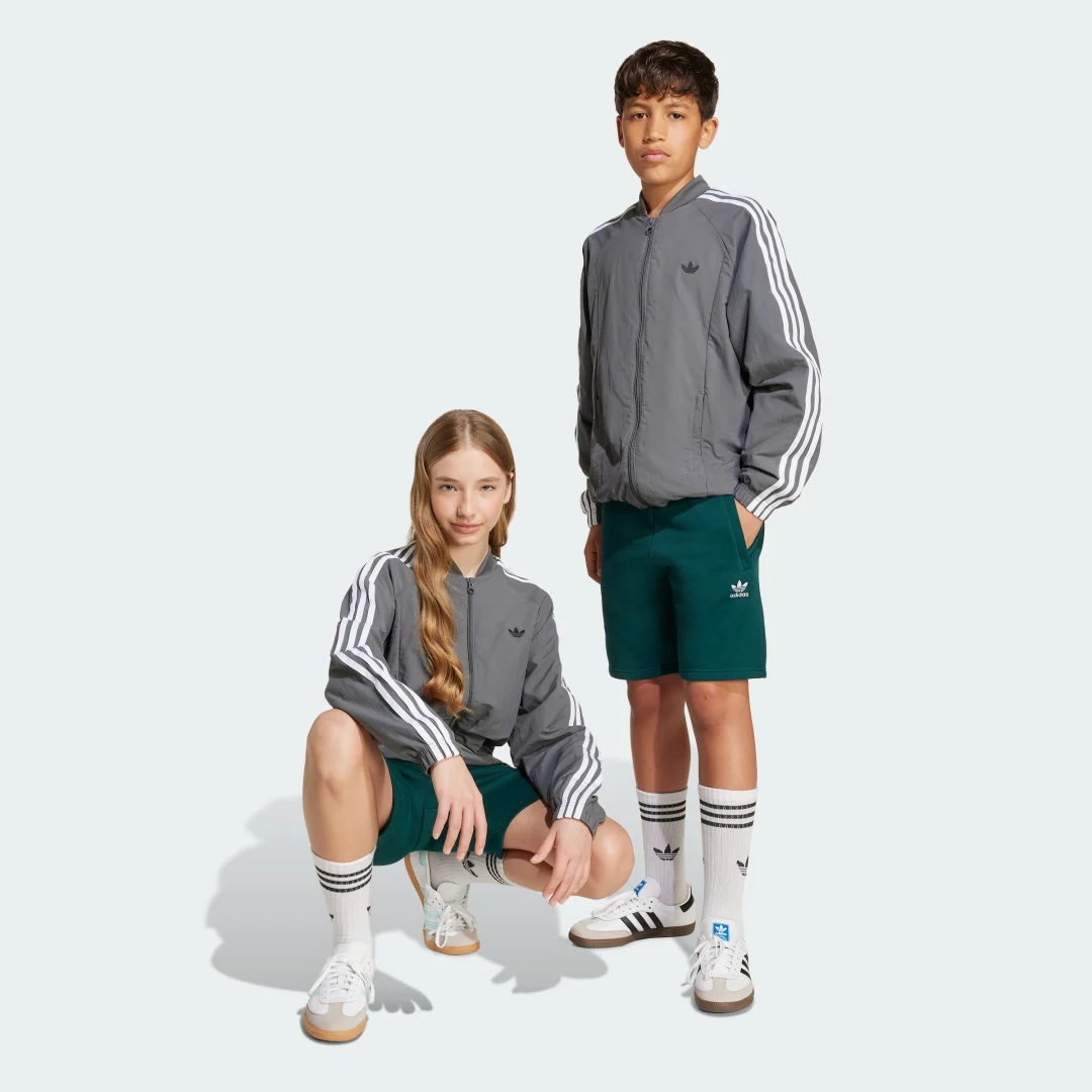 Detalle de Pantalón corto Adidas verde: comodidad práctica para entrenos y ocio