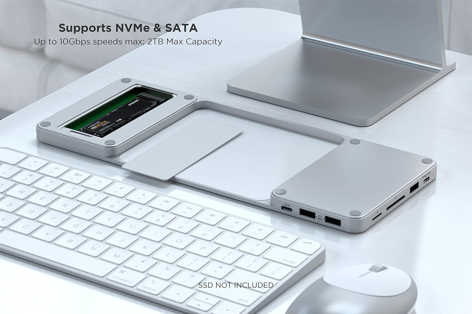 Detalle de SATECHI Hub USB-C Slim Dock per iMac 24” (2021) con alloggiamento SSD M.2 NVMe/SATA, micro/SD e porte USB-A/USB-C