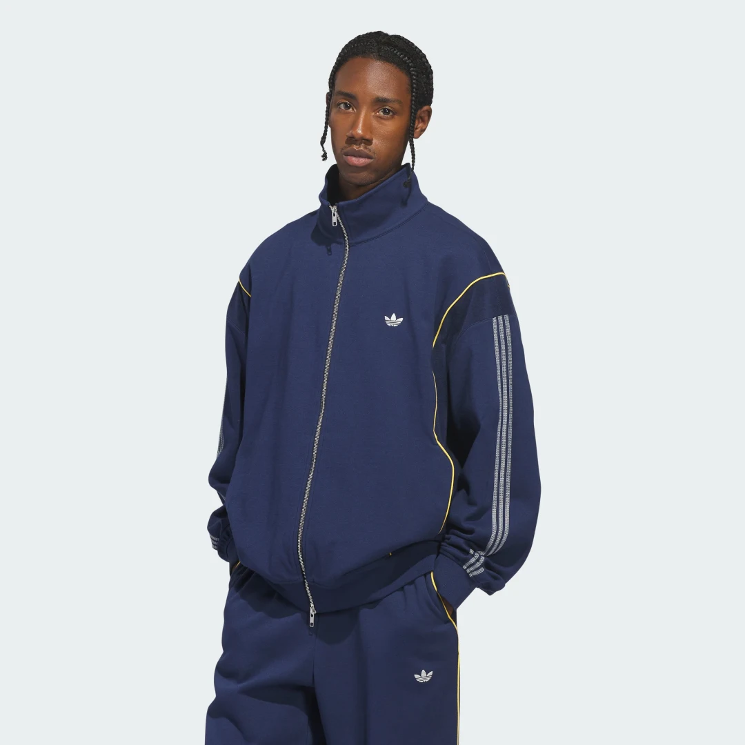 Detalle de CHAQUETA CITY TERRACE de Adidas: comodidad urbana en azul