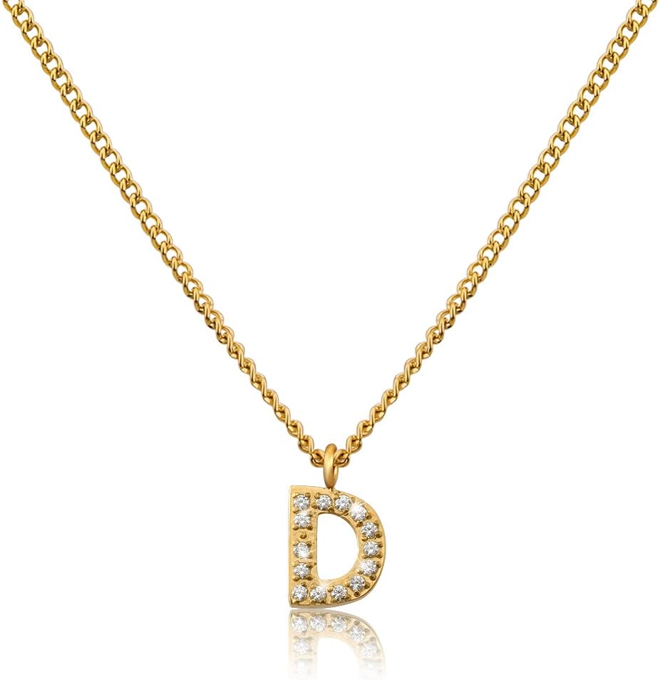 Detalle de GD GOOD.designs collana con lettere d’oro 18 carati placcato e iniziali in zirconi, catena in acciaio inox