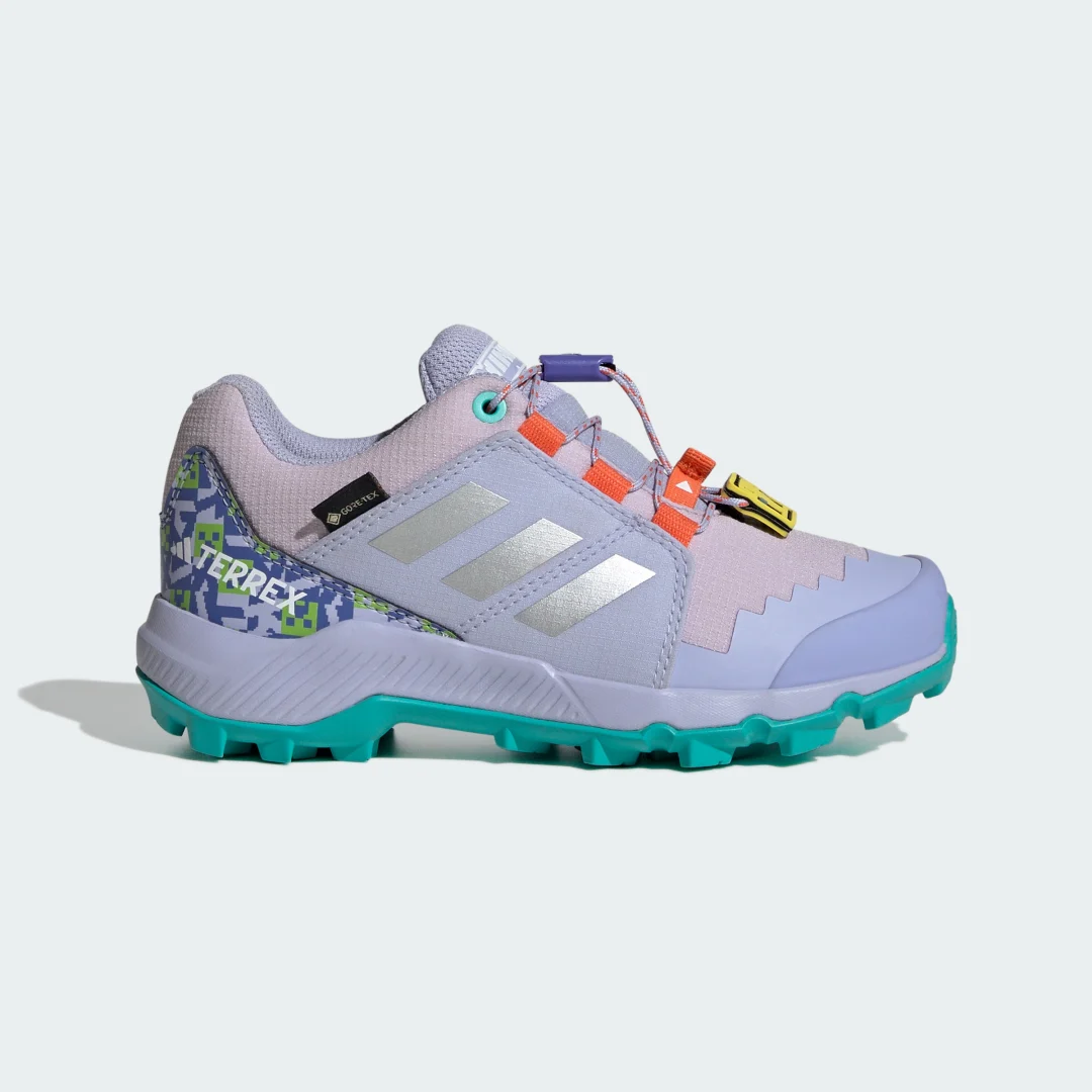 Detalle de adidas Minecraft Terrex Gore-Tex, zapatilla de senderismo violeta