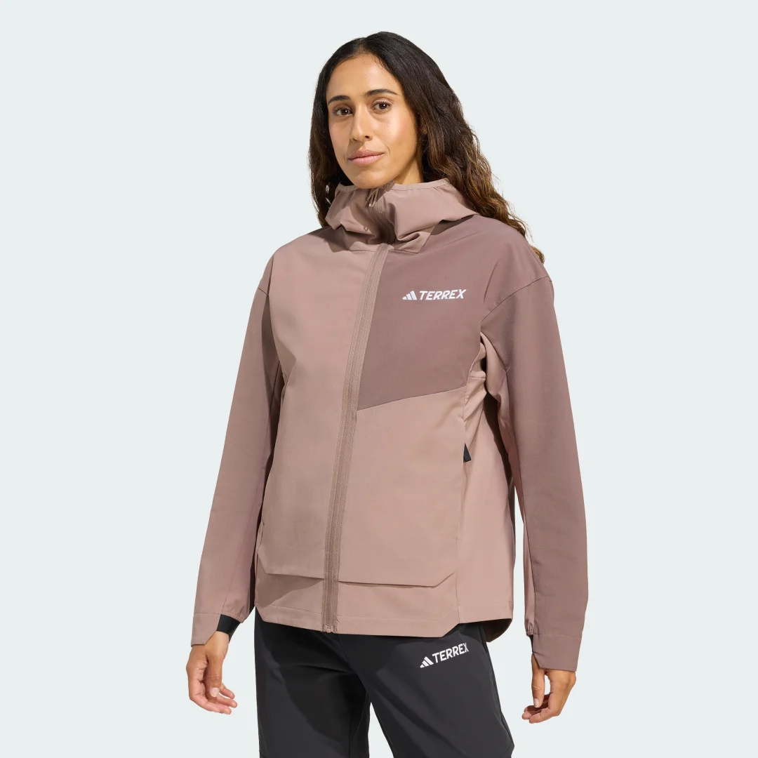 Detalle de Chaqueta Terrex Multi Softshell de Adidas: opinión práctica para decidir su compra