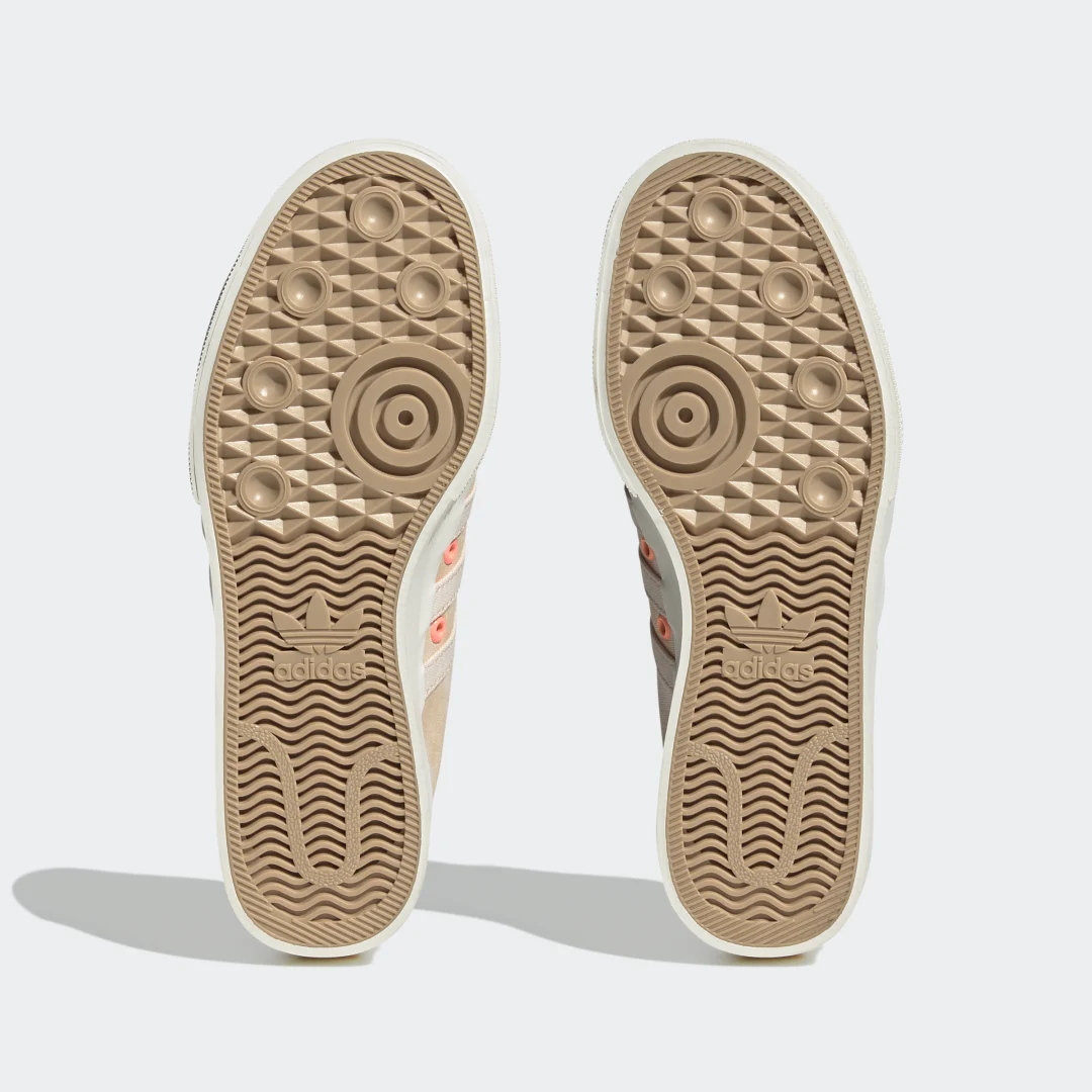 Detalle de Zapatilla Nizza Platform de Adidas: comodidad y estilo en color naranja