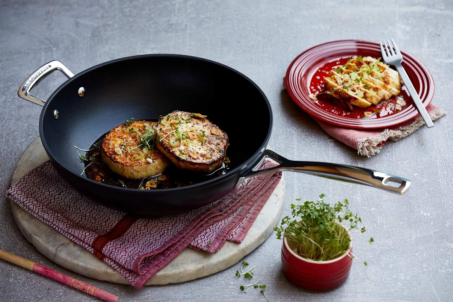 Thumbnail 4 de Le Creuset Toughened Non-Stick Stir Fry Pan 30x9cm with Helper Handle (Aluminium, 51104300010202)