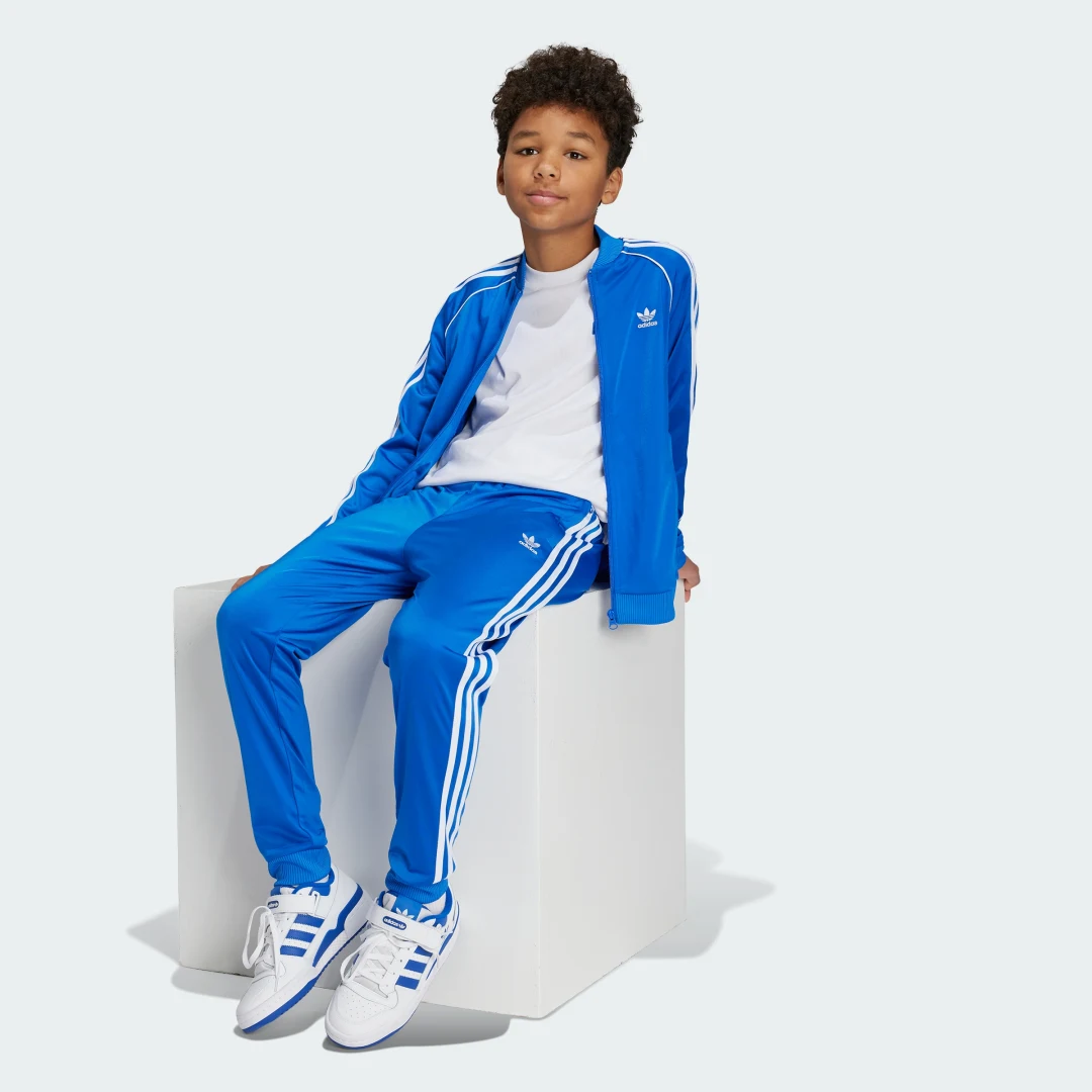 Detalle de Pantalón SST Adicolor (Adolescentes) de Adidas: estilo y comodidad para el día a día