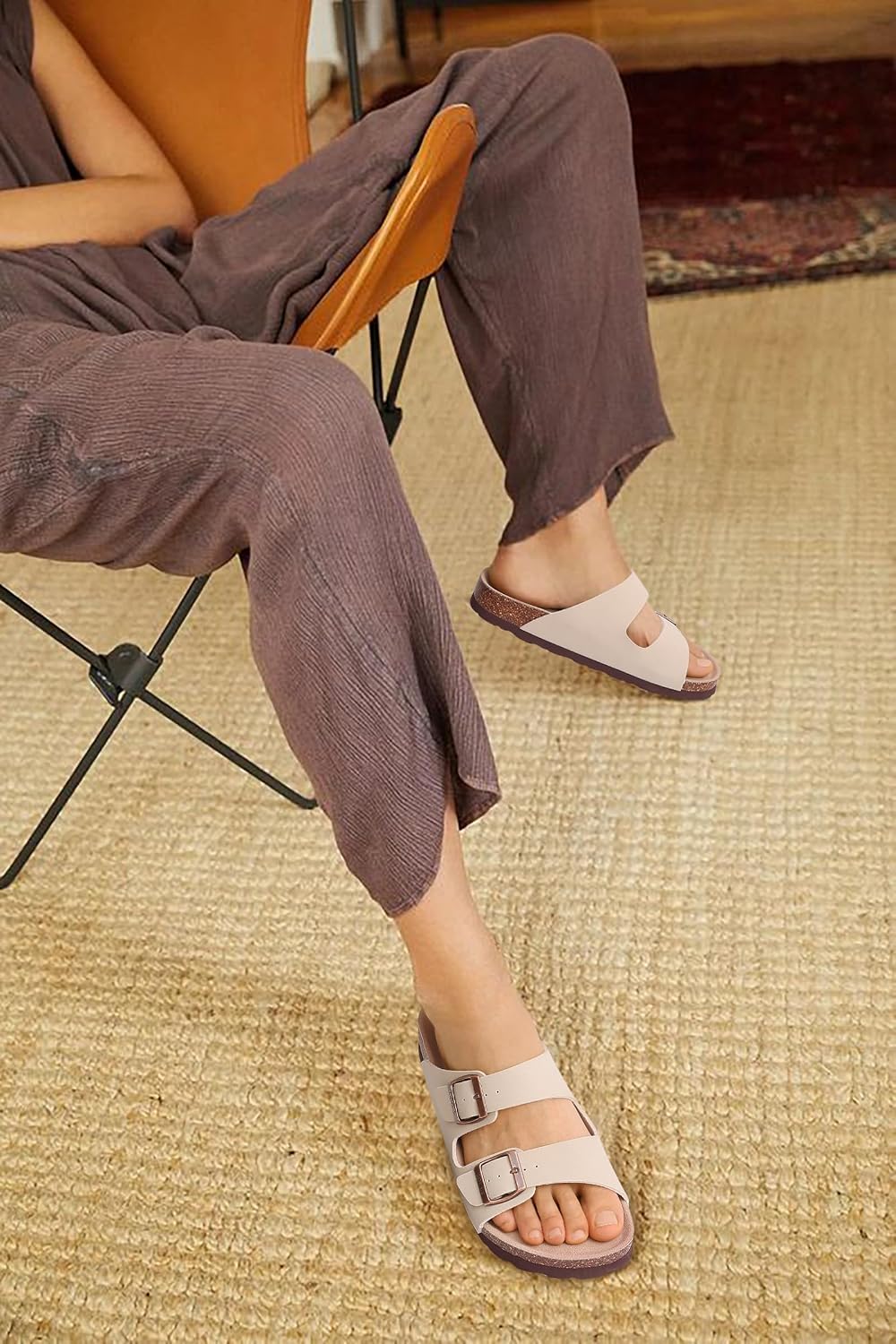 Detalle 2 de Comwarm Damen Kork Fußbett Pantoletten Sandalen – Bequemer Sommerkomfort mit verstellbarer Schnalle