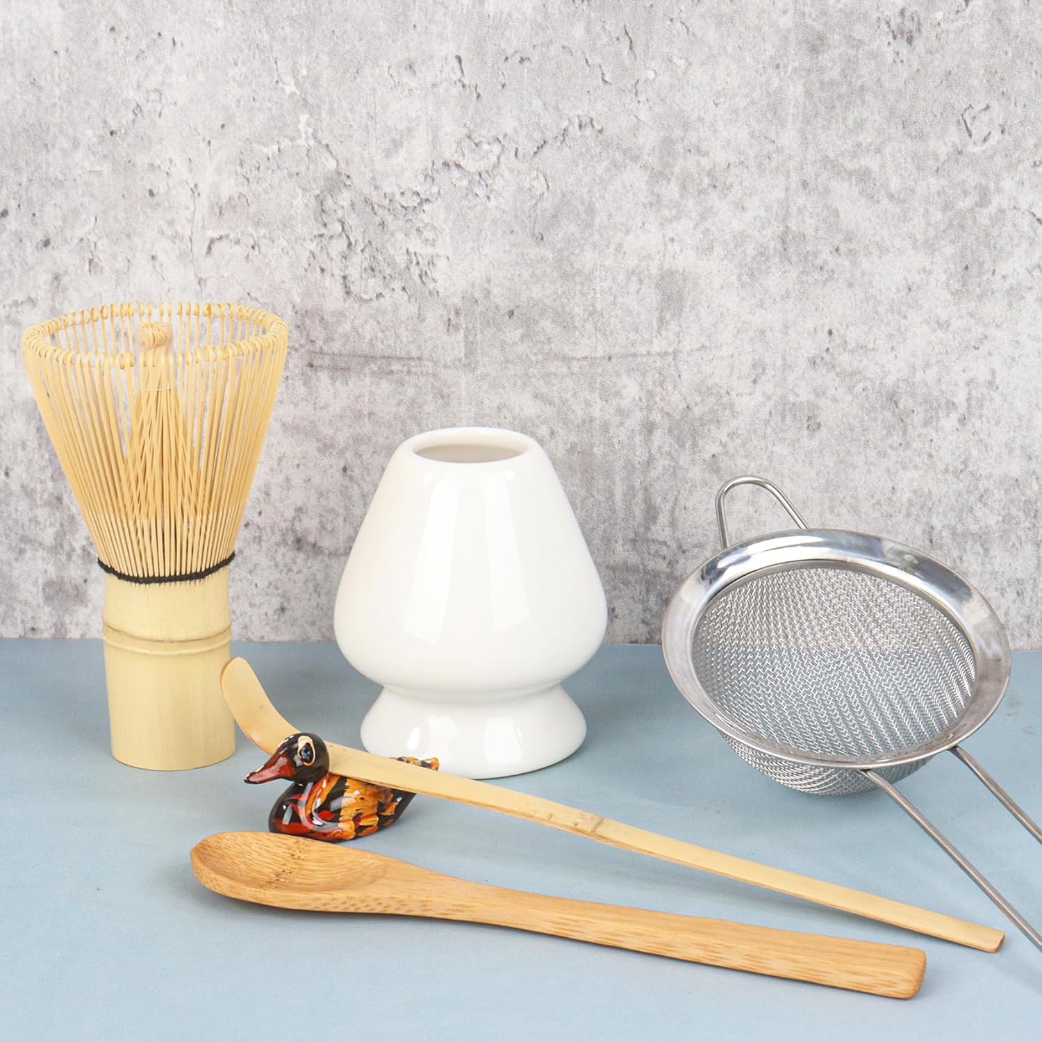 Detalle 1 de Nideen Matcha Whisk Set of 6 with Ceramic Holder (White) – whisk, scoop, spoon & sifter kit