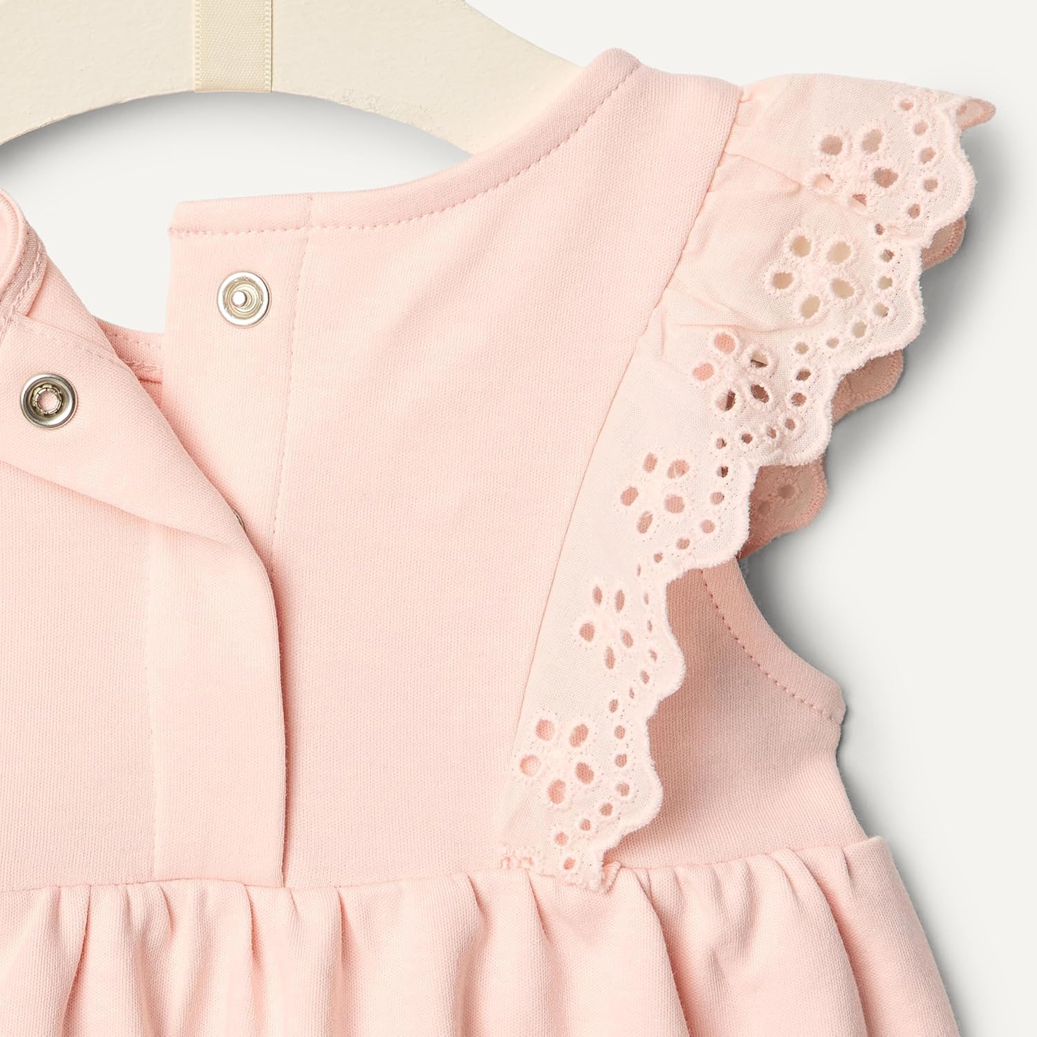 Thumbnail 3 de Amazon Essentials x Sofia Grainge Baby - Mädchen Spielset aus Baumwoll-Top mit Lochstickerei und Shorts