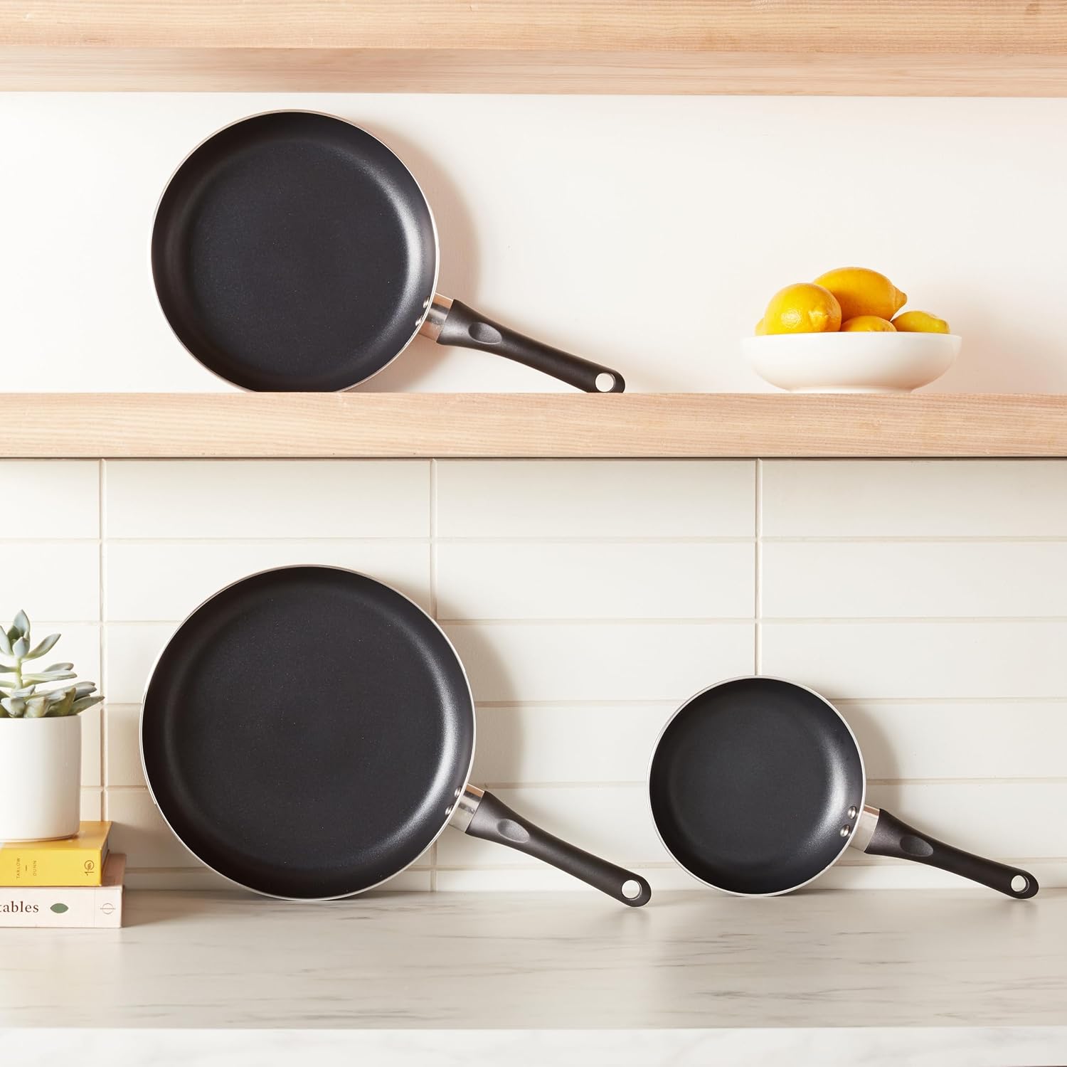 Detalle de Amazon Basics Ceramic Non-Stick 3-Piece Frying Pan Set (20.3cm, 25.4cm & 30.5cm) in Black