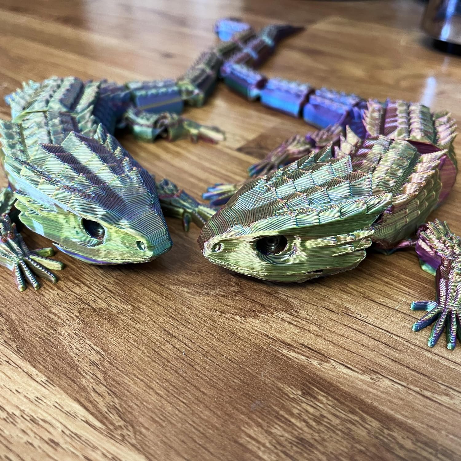 Thumbnail 3 de RJW Design Store Large Reptile Fidget Toy – Articulated Lizard with Colour-Changing Gradient