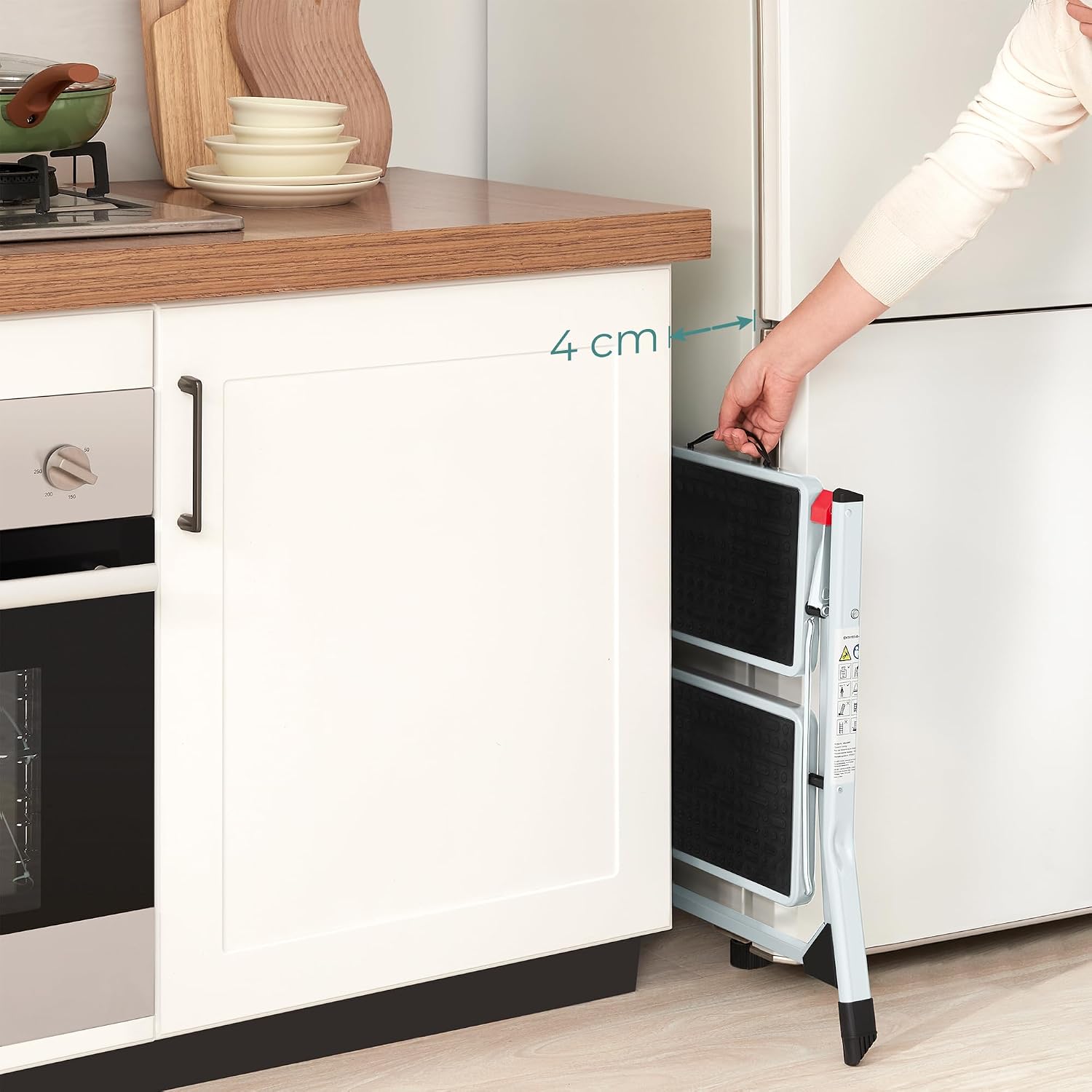 Detalle 2 de SONGMICS UGSL02WT 2-Step Folding Steel Ladder with Non-Slip Steps