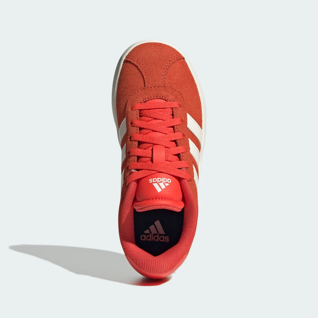 Detalle de Zapatilla VL Court 3.0 de Adidas: versatilidad y estilo en color naranja