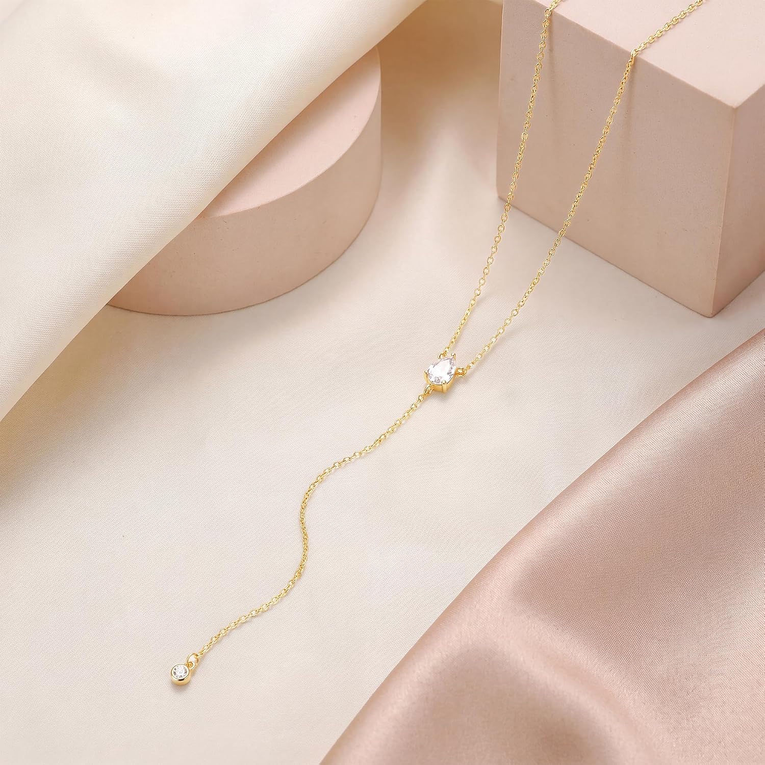 Detalle de uniqtrue Y-shaped lariat necklace with 15-inch chain