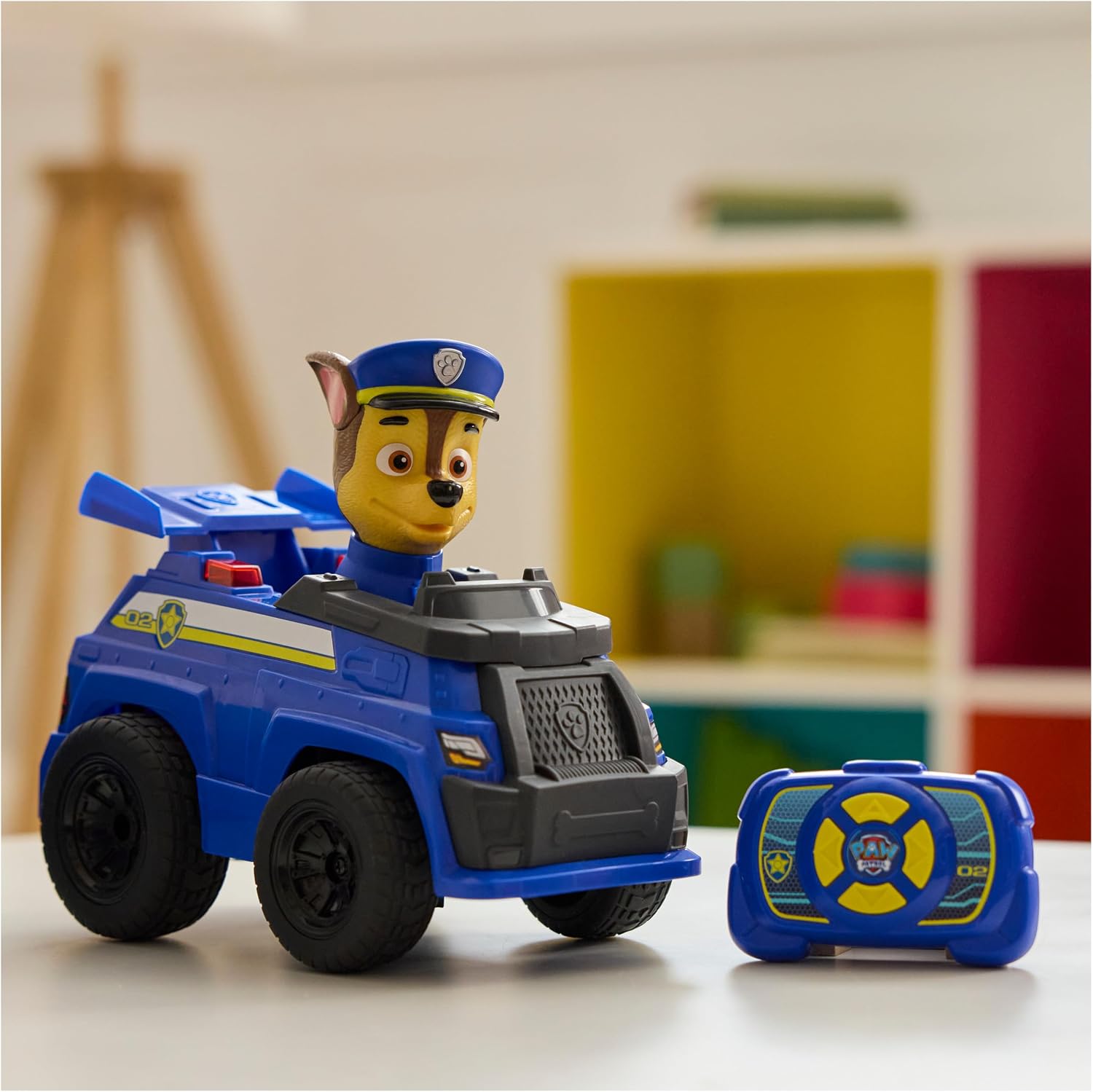 Detalle de Paw Patrol RC Chase bestuurbare auto van 25,4 cm met ledverlichting