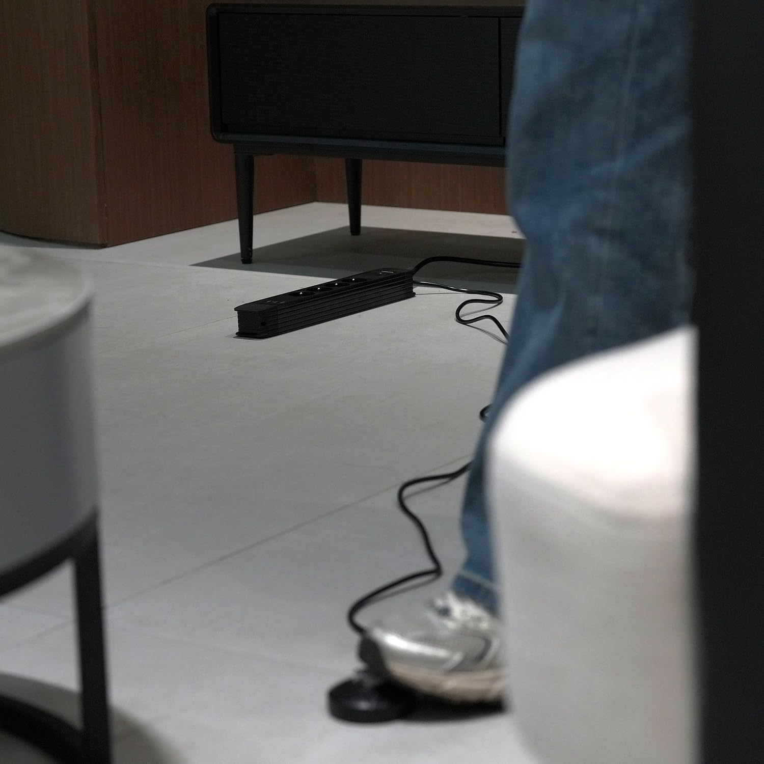Detalle de UCOMEN Steckdosenleiste mit Fußschalter – 4-fach + USB A/C (20 W), 1,5-m-Kabel, 16A/3680 W