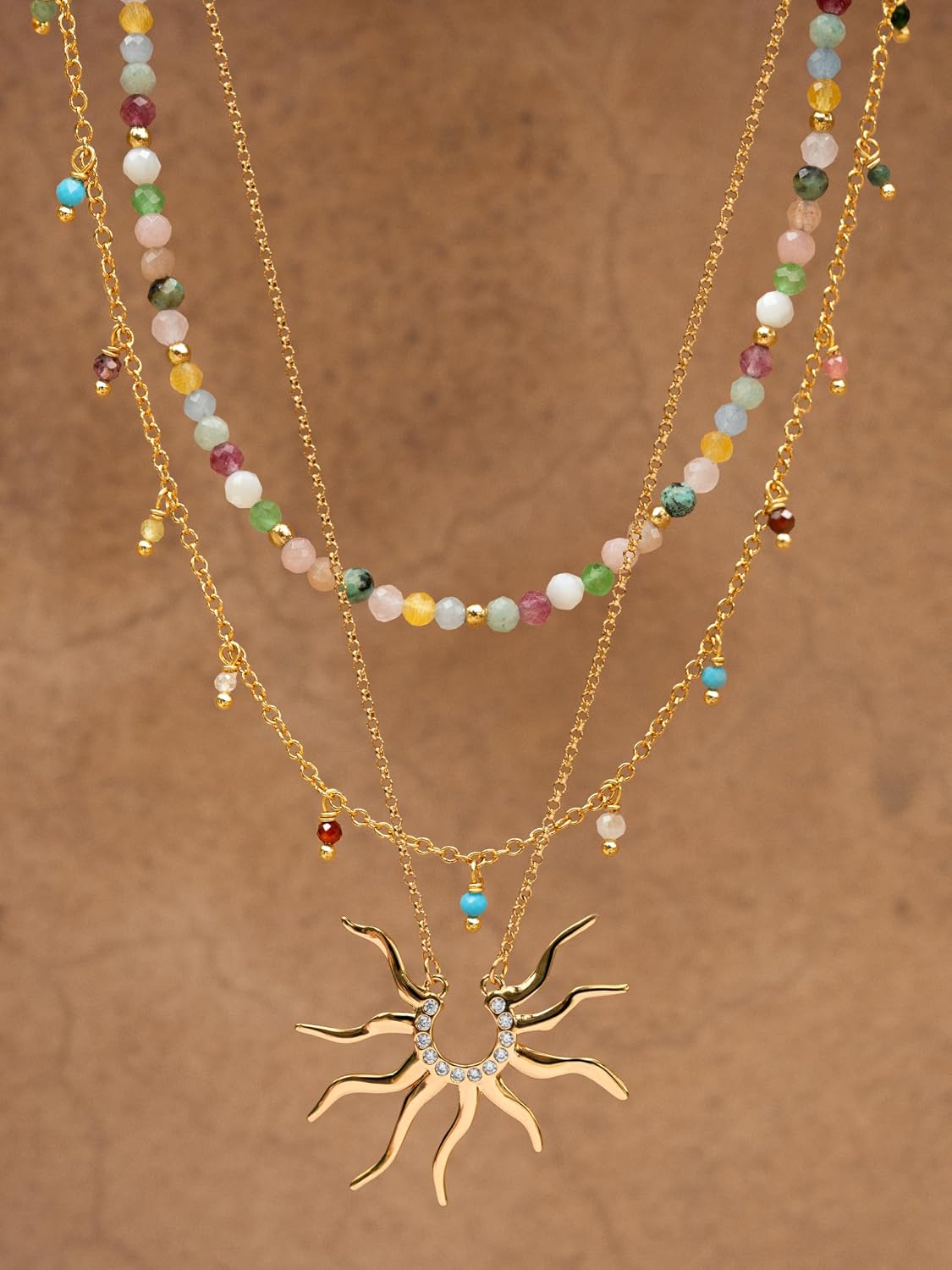Detalle de SINGULARU Sole Mio: Collana in ottone placcato oro 18 kt con zirconi, pendente a forma di sole