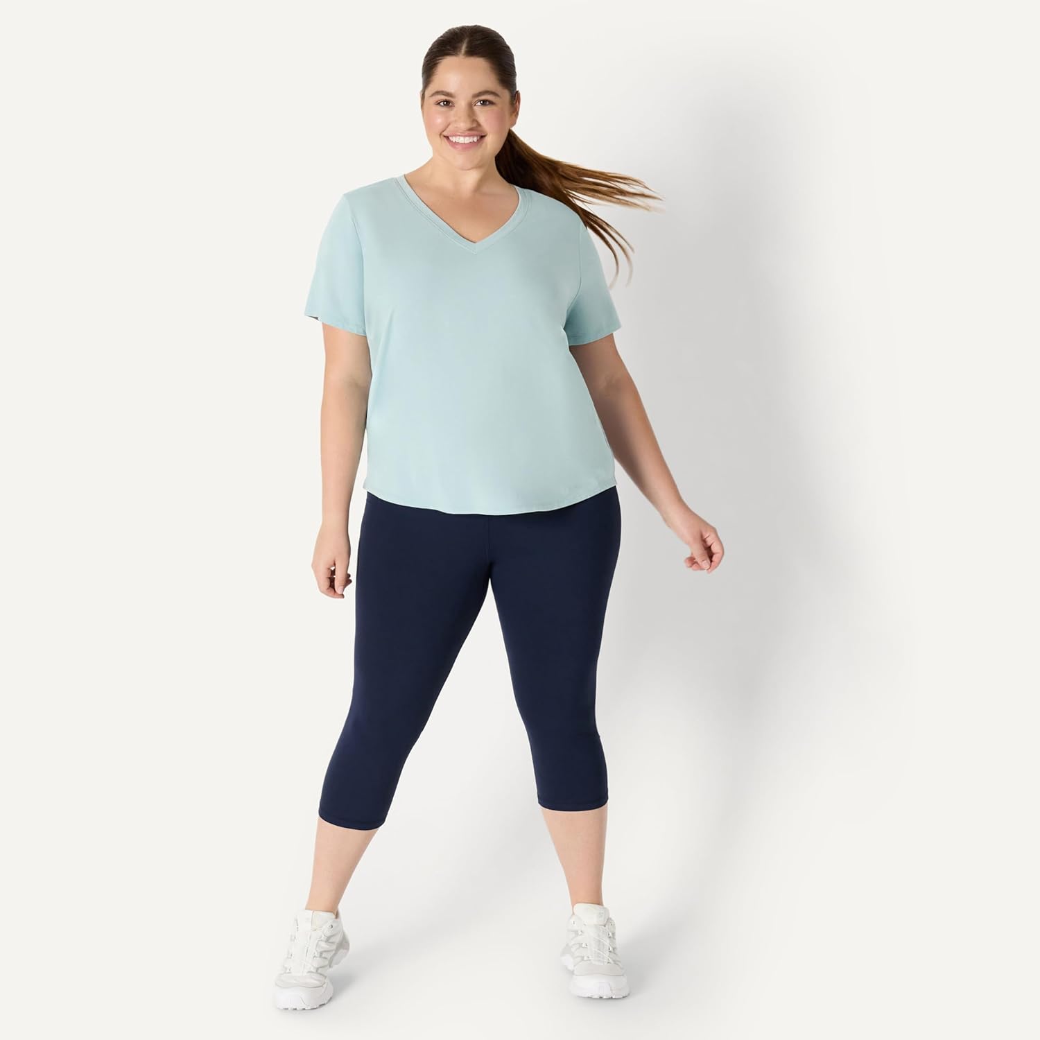 Thumbnail 6 de Amazon Essentials Women’s Active Soft Cotton Relaxed Fit V-Neck Short Sleeve Yoga T-Shirt