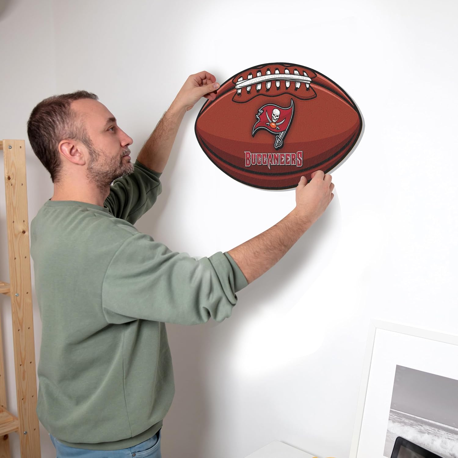 Thumbnail 4 de Iconic Puzzles Tampa Bay Buccaneers – puzzle en bois sous licence NFL, Logo (taille S, 150 pièces)