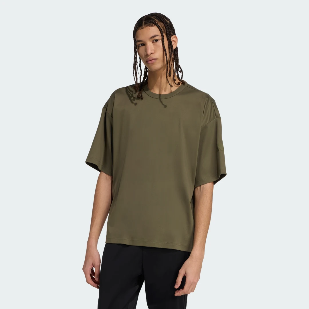 Detalle de Camiseta Soft Lux de Adidas: comodidad discreta en Verde