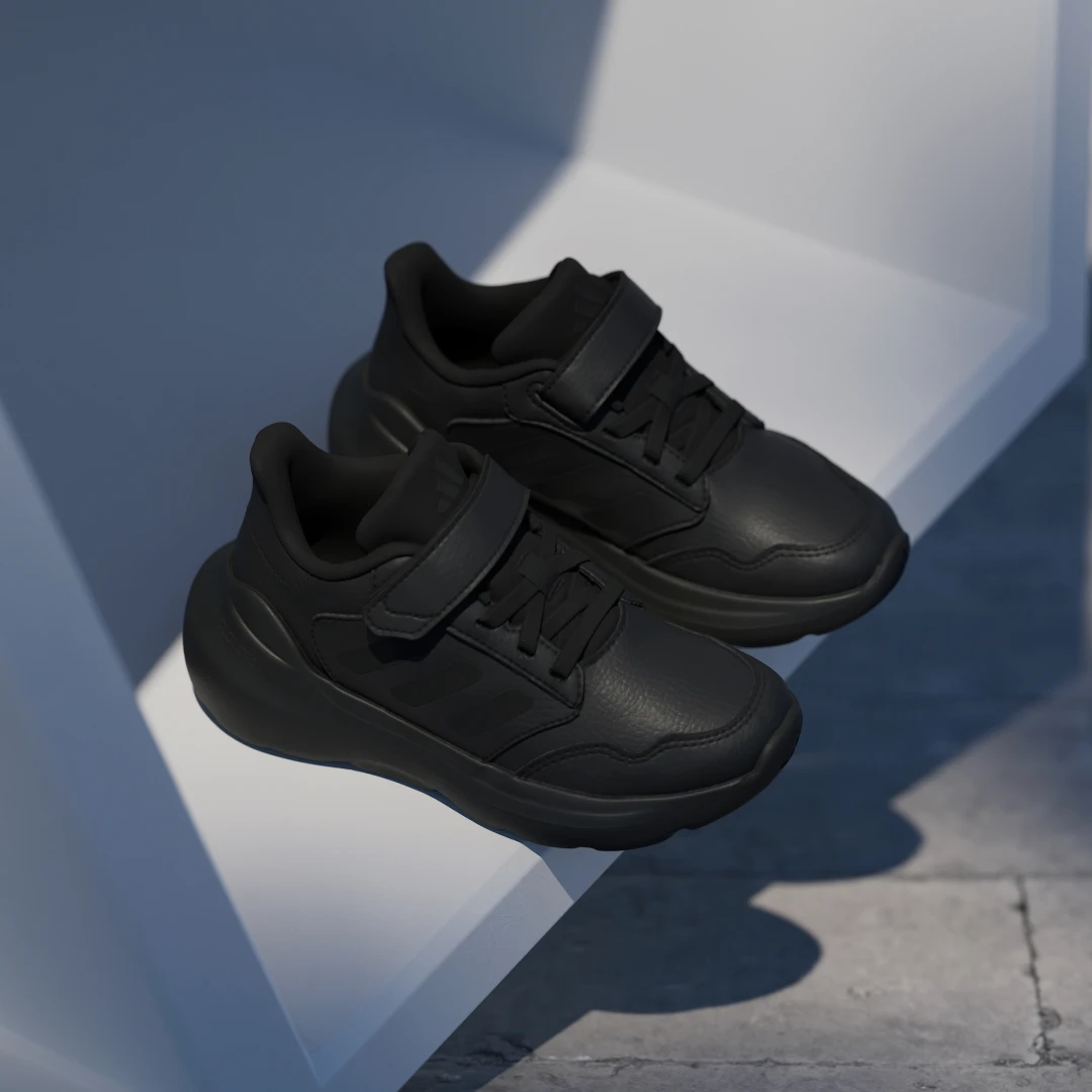 Detalle de Adidas Tensaur Run 3.0: zapatilla de running en negro para uso diario