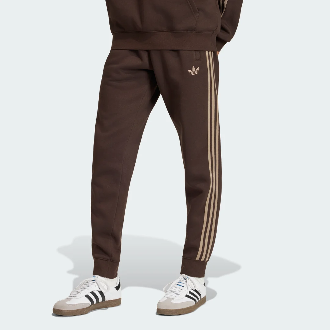 Detalle de Pantalón de deporte 3 Stripes de Adidas, marrón