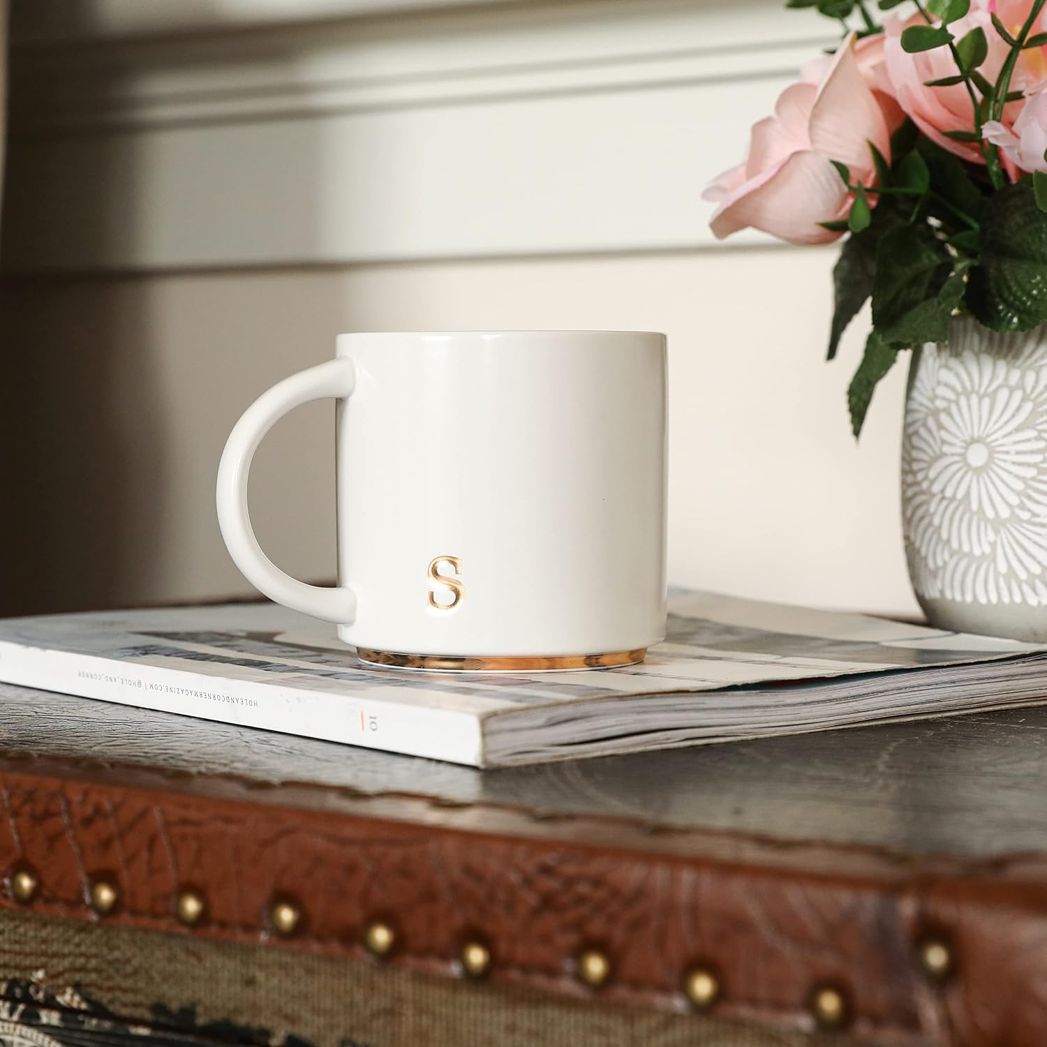 Detalle 2 de Monogram Ceramic Mugs 15 oz Golden Initials