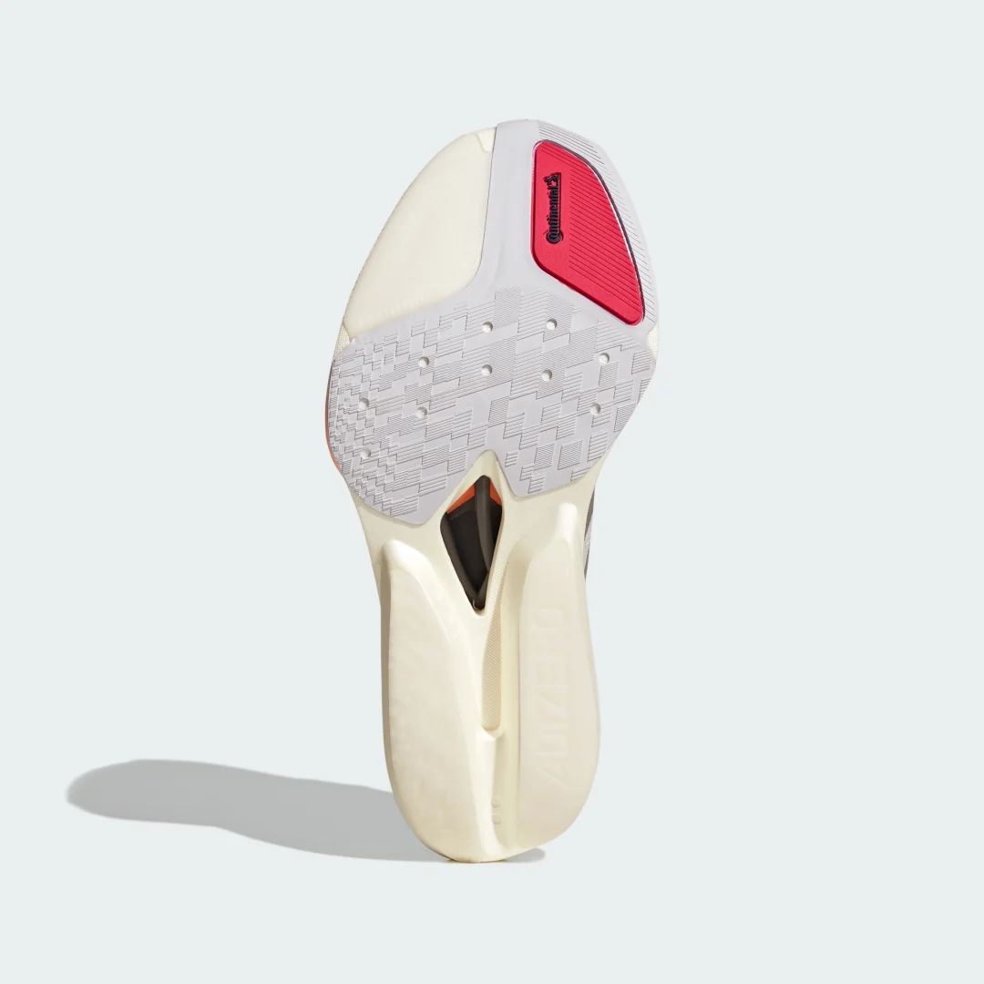 Detalle de Adizero Prime X3 Strung de Adidas: zapatilla blanca para competición ligera
