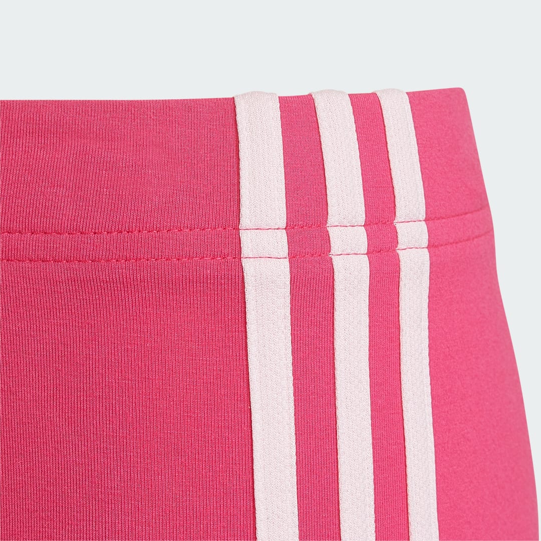 Detalle de Mallas Adidas Essentials 3 bandas en rosa — comodidad diaria con sello Adidas