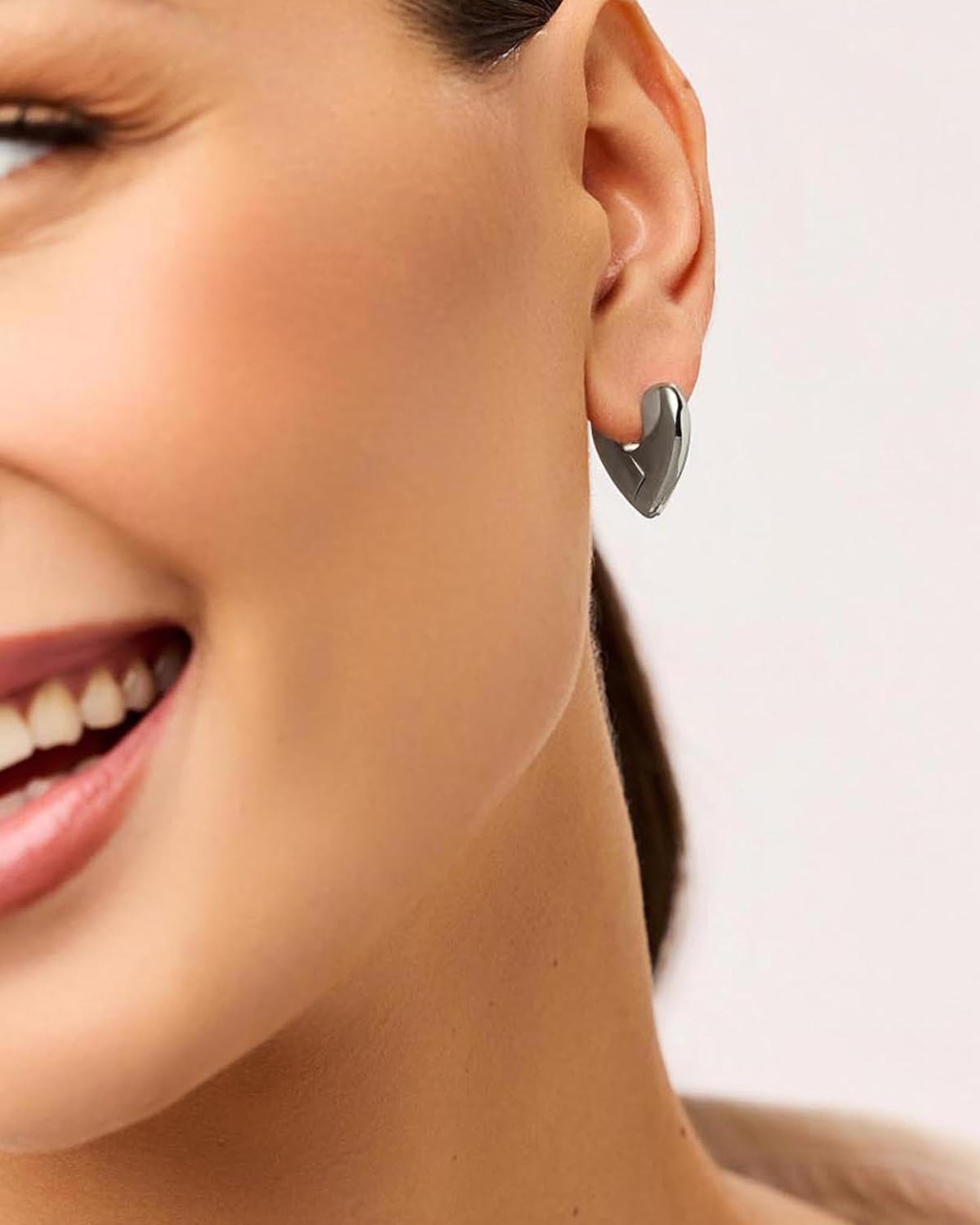 Detalle de MUMREUES Ohrringe Damen – Kreis-Ohrringe mit Herzsilhouette, 14k vergoldet