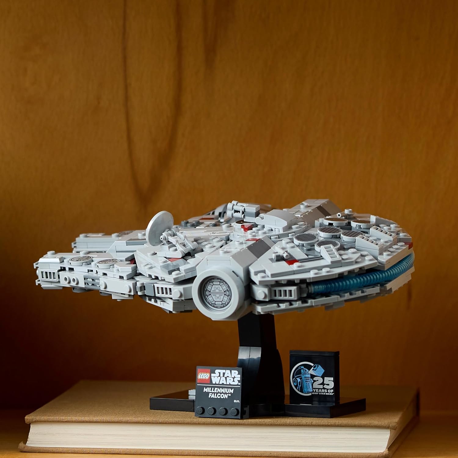 Detalle de LEGO Star Wars 75375 Millennium Falcon – Set da Costruire per Adulti, Esposizione e Targhetta inclusa