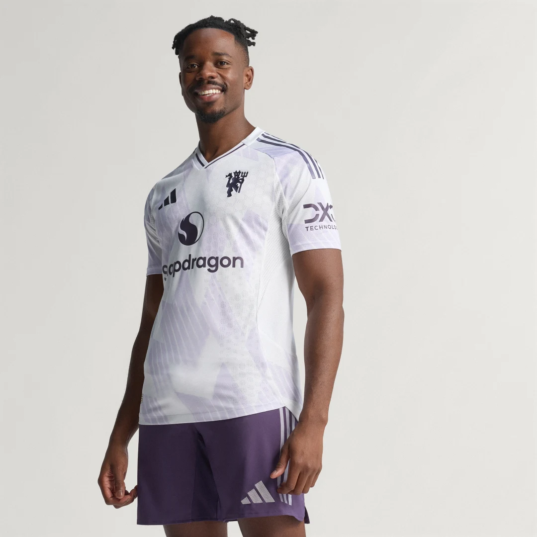 Detalle de Camiseta segunda equipación Manchester United 25/26 Oficial de Adidas