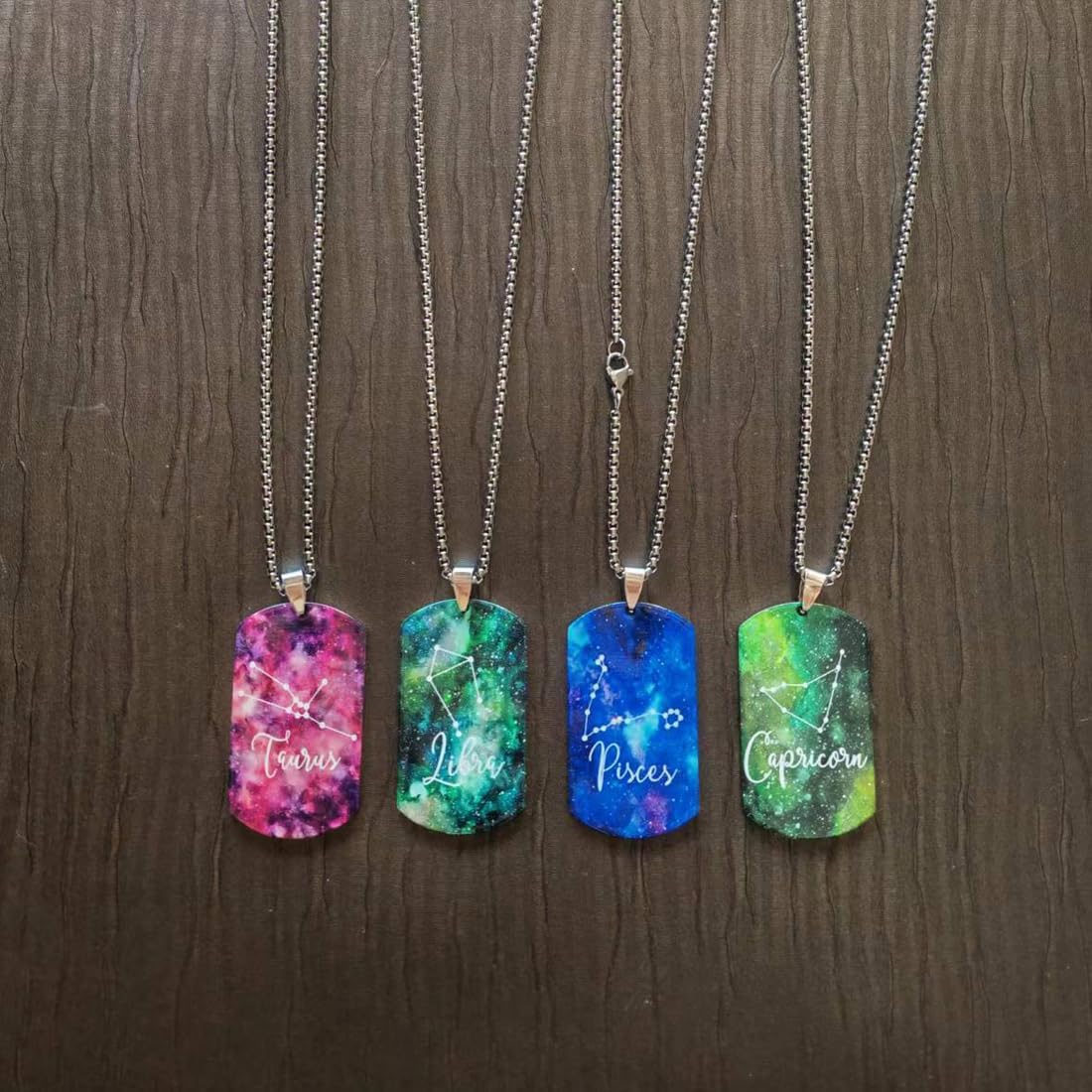 Detalle de Caimeytie Halskette aus Edelstahl mit farbigem Anhänger (12 Sternzeichen/„Konstellationen“) – Geschenkverpackung