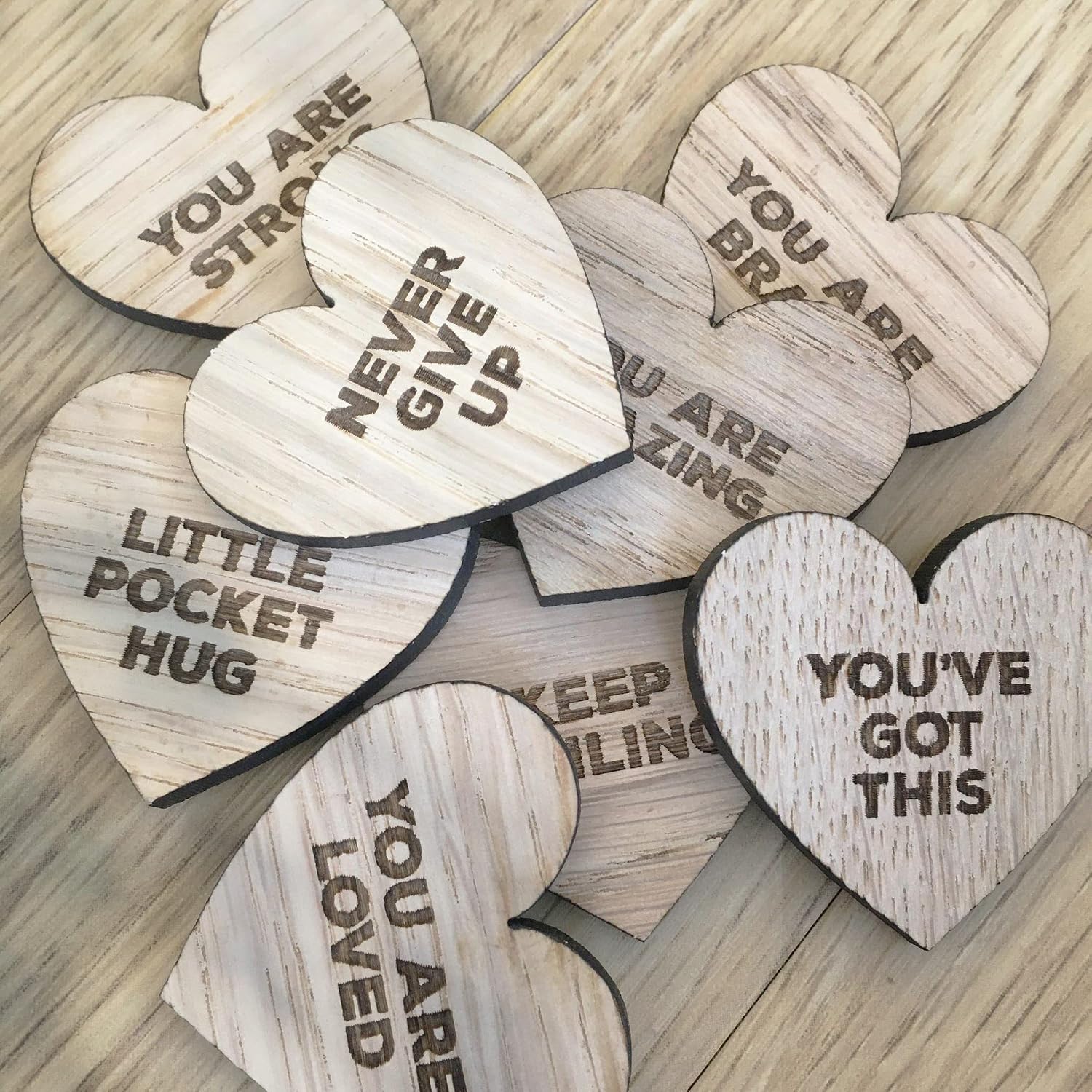 Detalle de Little Pocket Hug: Wooden Heart Token with Positive Affirmations (Rainbow)