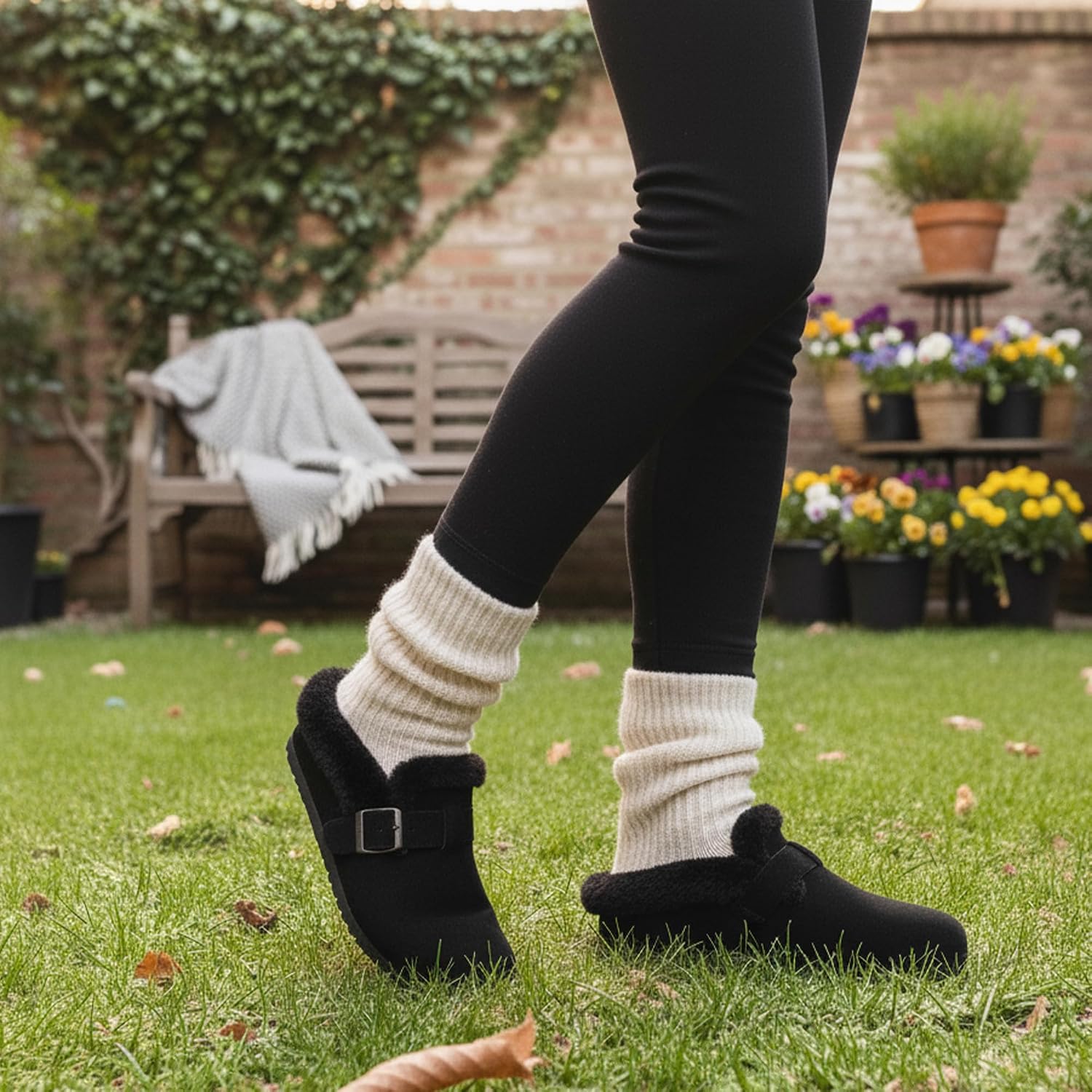 Detalle de JOMIX gevoerde winterpantoffels voor dames met suède-look en verstelbare gesp