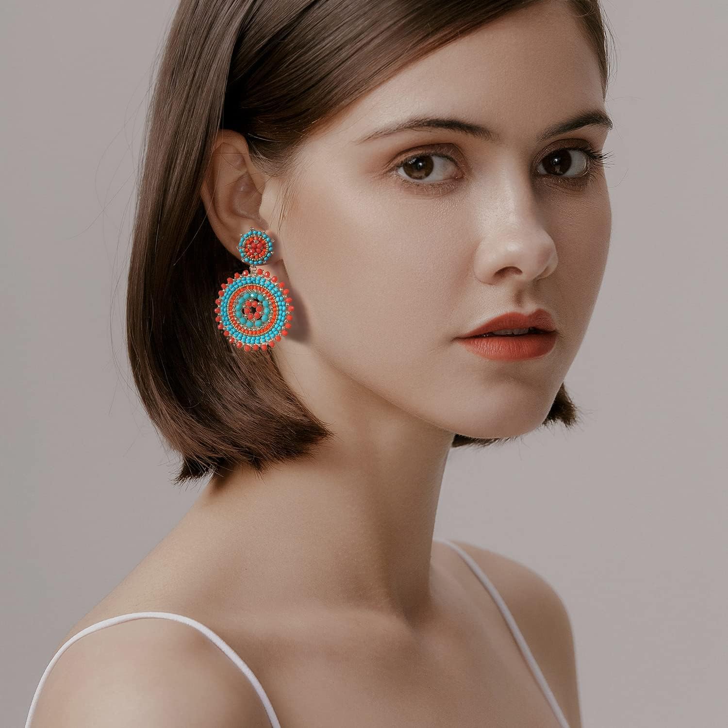 Detalle de Handgefertigte Damen-Perlenohrringe aus Rocailles & Hirseperlen mit Boho-Statement-Anhänger