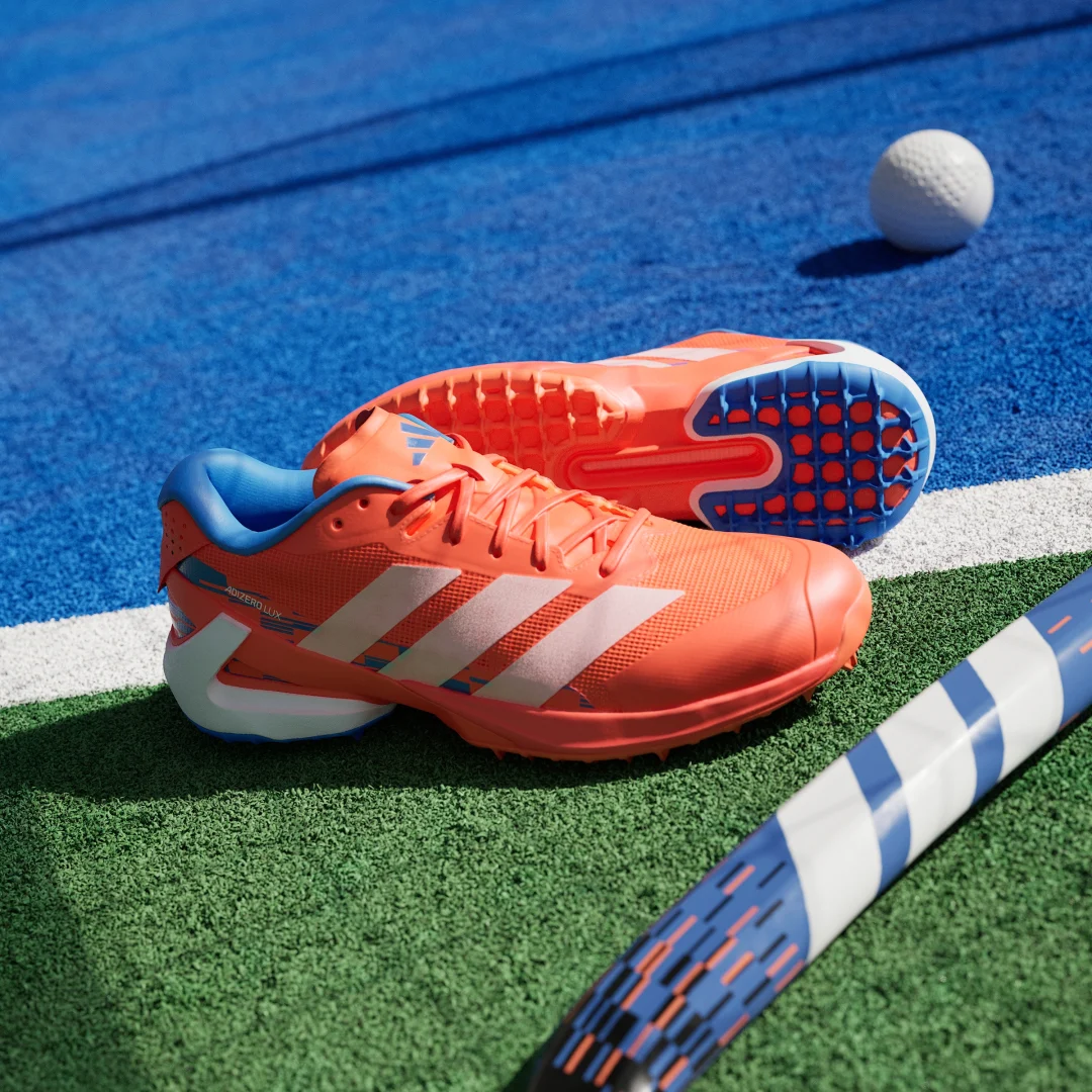 Detalle de Adidas Adizero Lux 3: Bota de hockey sobre hierba en naranja