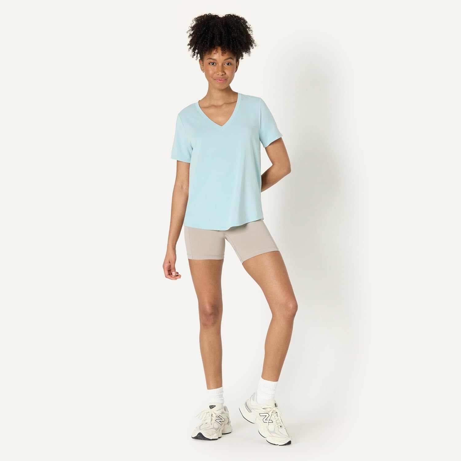 Thumbnail 4 de Amazon Essentials Women’s Active Soft Cotton Relaxed Fit V-Neck Short Sleeve Yoga T-Shirt