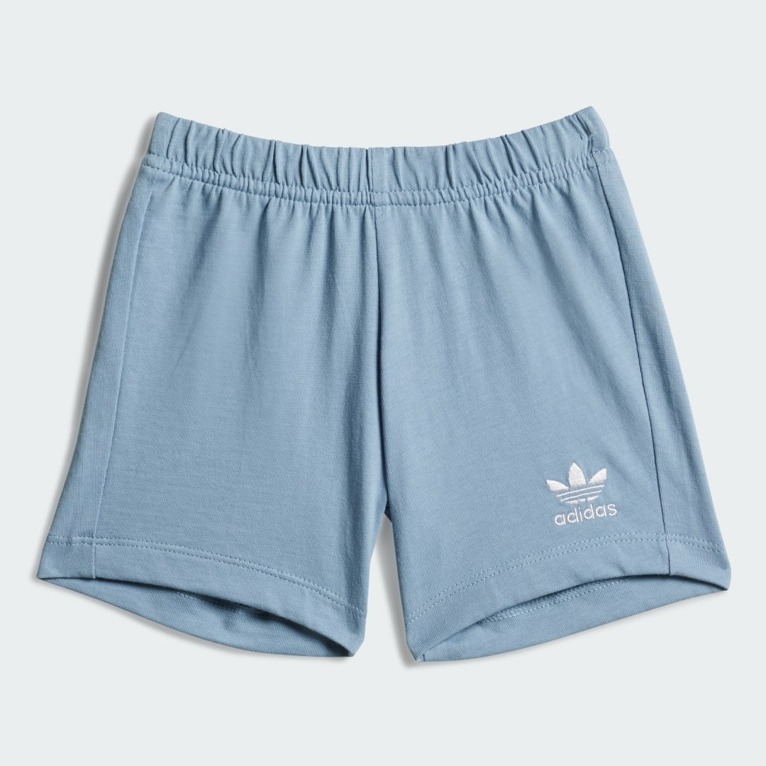 Detalle de Conjunto Adidas: camiseta y pantalón corto en color azul