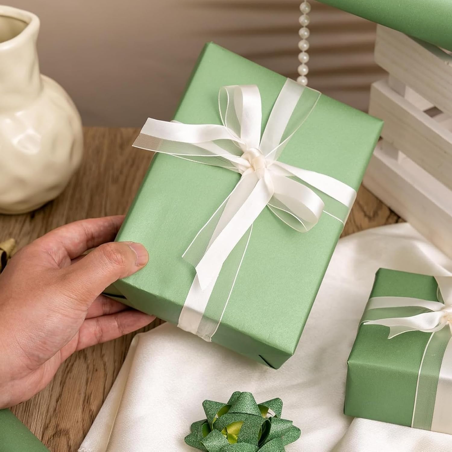 Thumbnail 1 de Wikadlik Geschenkpapierrolle Salbeigrün (43 cm x 10 m) mit Perlglanz – einfarbig für Weihnachten, Vatertag & Geburtstage
