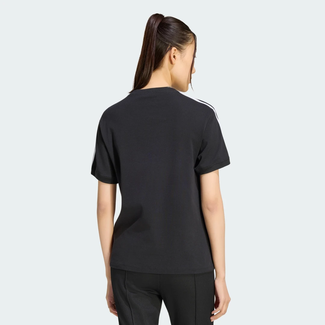Detalle 2 de Camiseta 3 bandas de Adidas (negro) – estilo icónico y comodidad para el día a día
