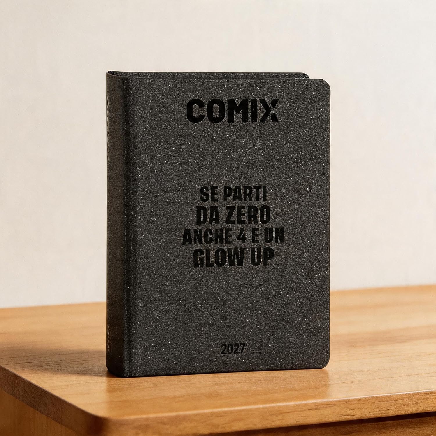Detalle de COMIX Agenda 2027 Giornaliera 16 Mesi: 576 pagine, copertina rigida e stile Gen Z per studenti delle medie e superiori