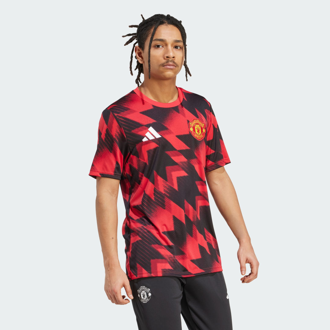 Detalle de Camiseta de calentamiento Manchester United 25/26 – Adidas