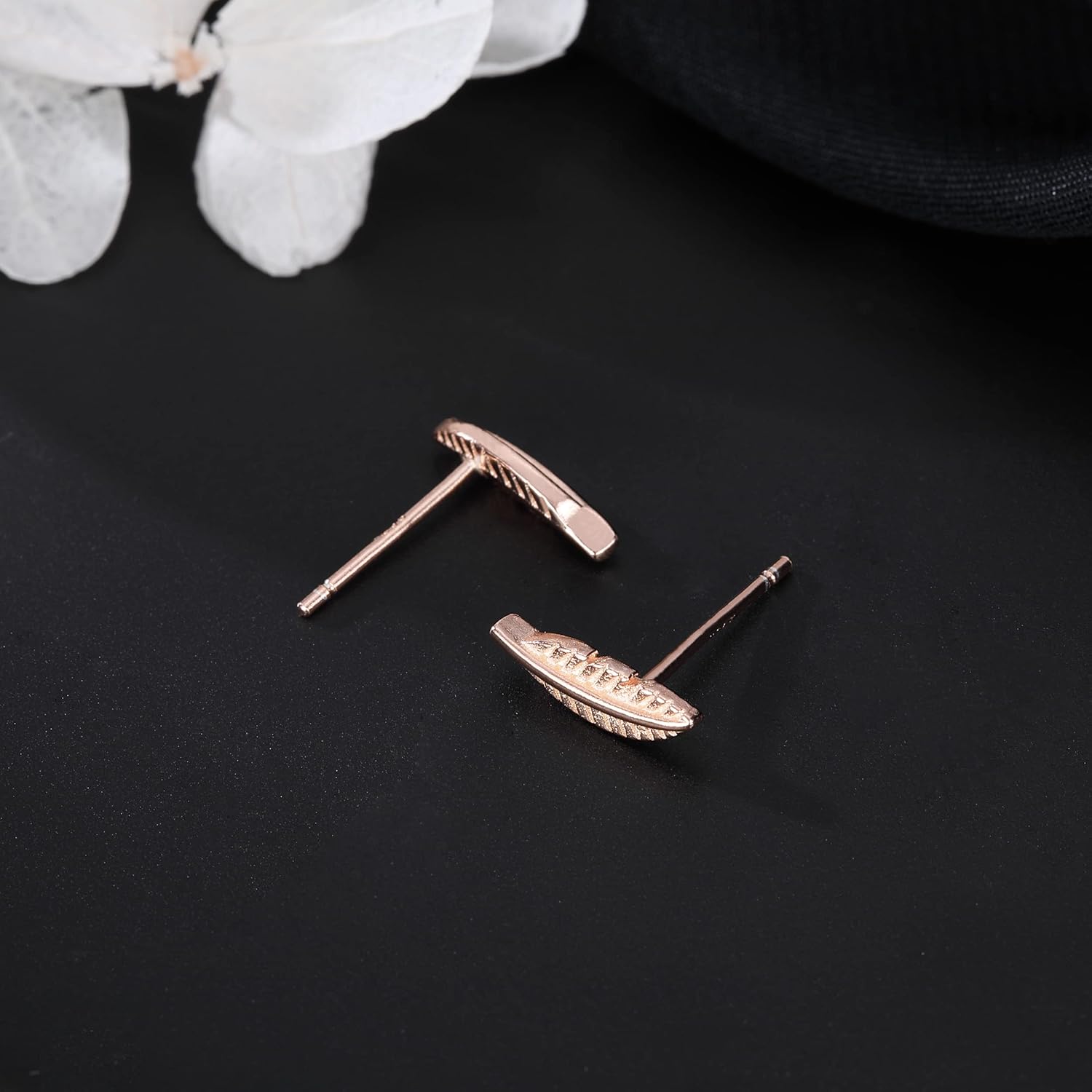 Detalle 2 de SLUYNZ 925 Sterling Silver Feather Stud Earrings – Tiny Minimalist Leaf Design